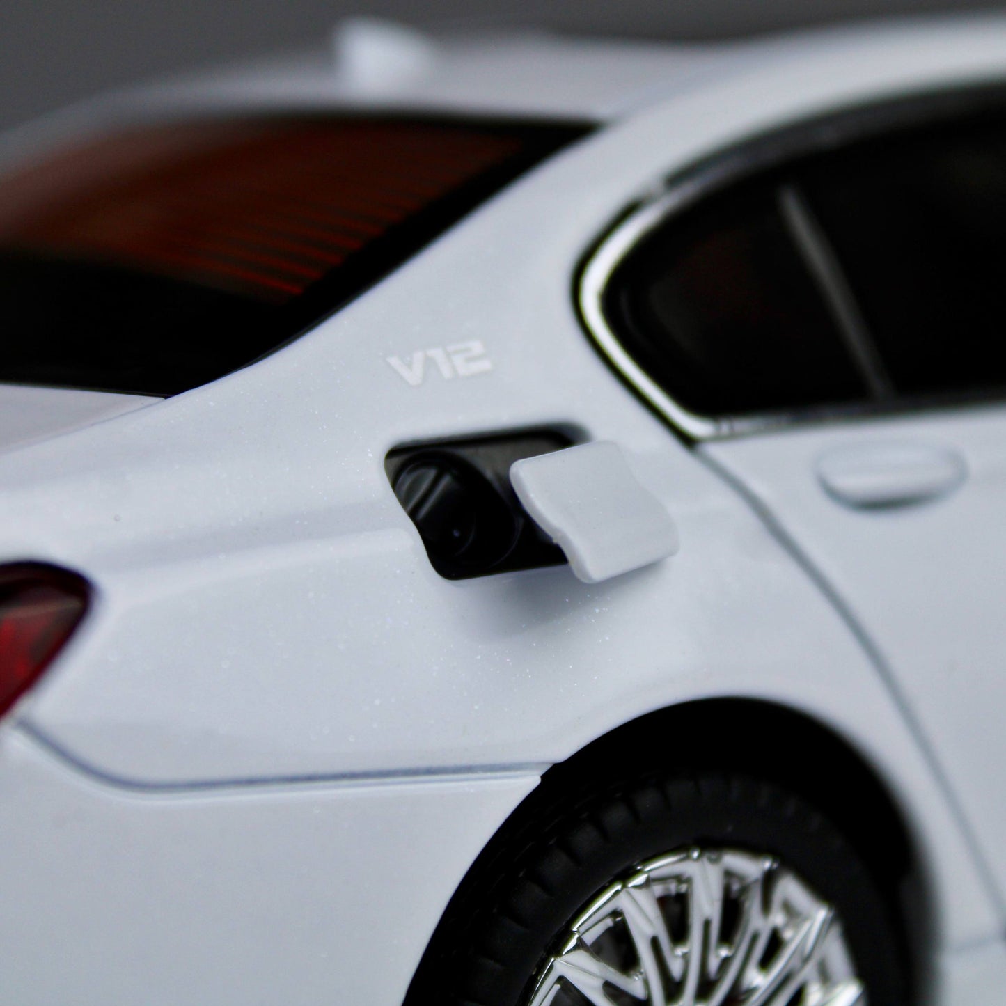 BMW 760Li Luxury Edition – 1:24 Die-Cast Model with Light & Sound