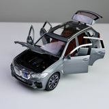 BMW X5 M Performance – نموذج سيارة رياضية متعددة الاستخدامات (SUV) مصبوبة بمقياس 1:24 مع أضواء LED