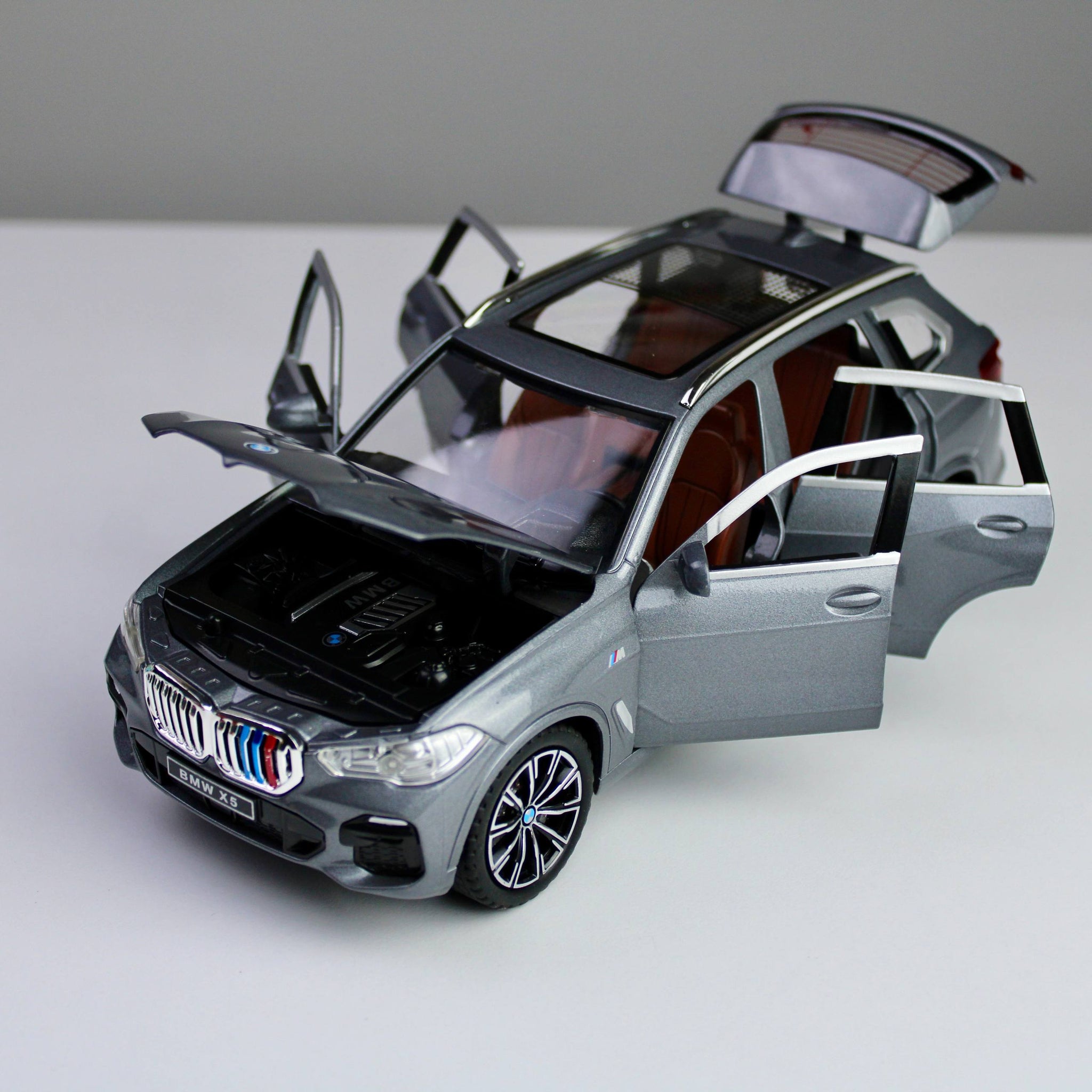BMW X5 M Performance – نموذج سيارة رياضية متعددة الاستخدامات (SUV) مصبوبة بمقياس 1:24 مع أضواء LED