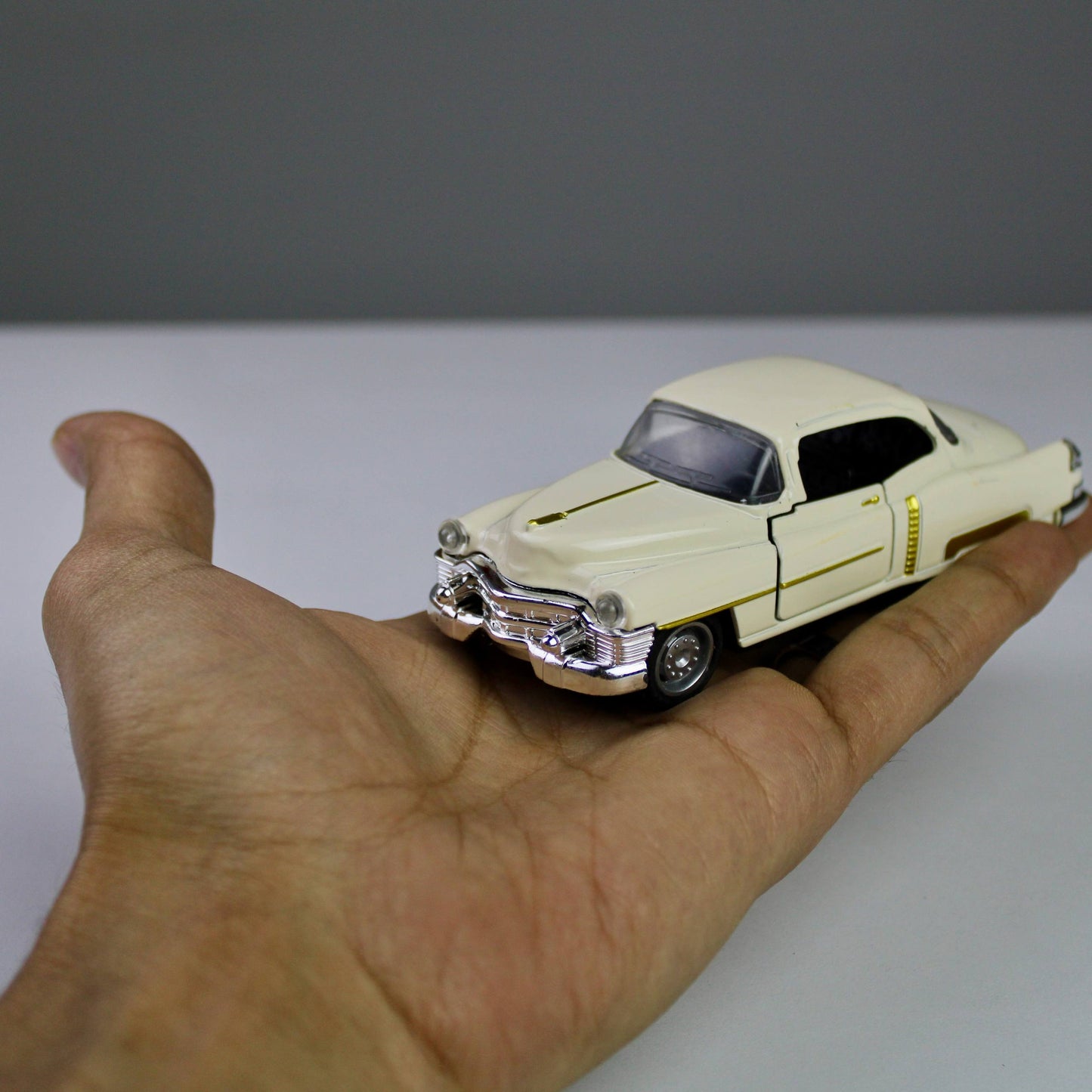 Classic Cadillac Die-Cast Model Car – 1:32 Scale