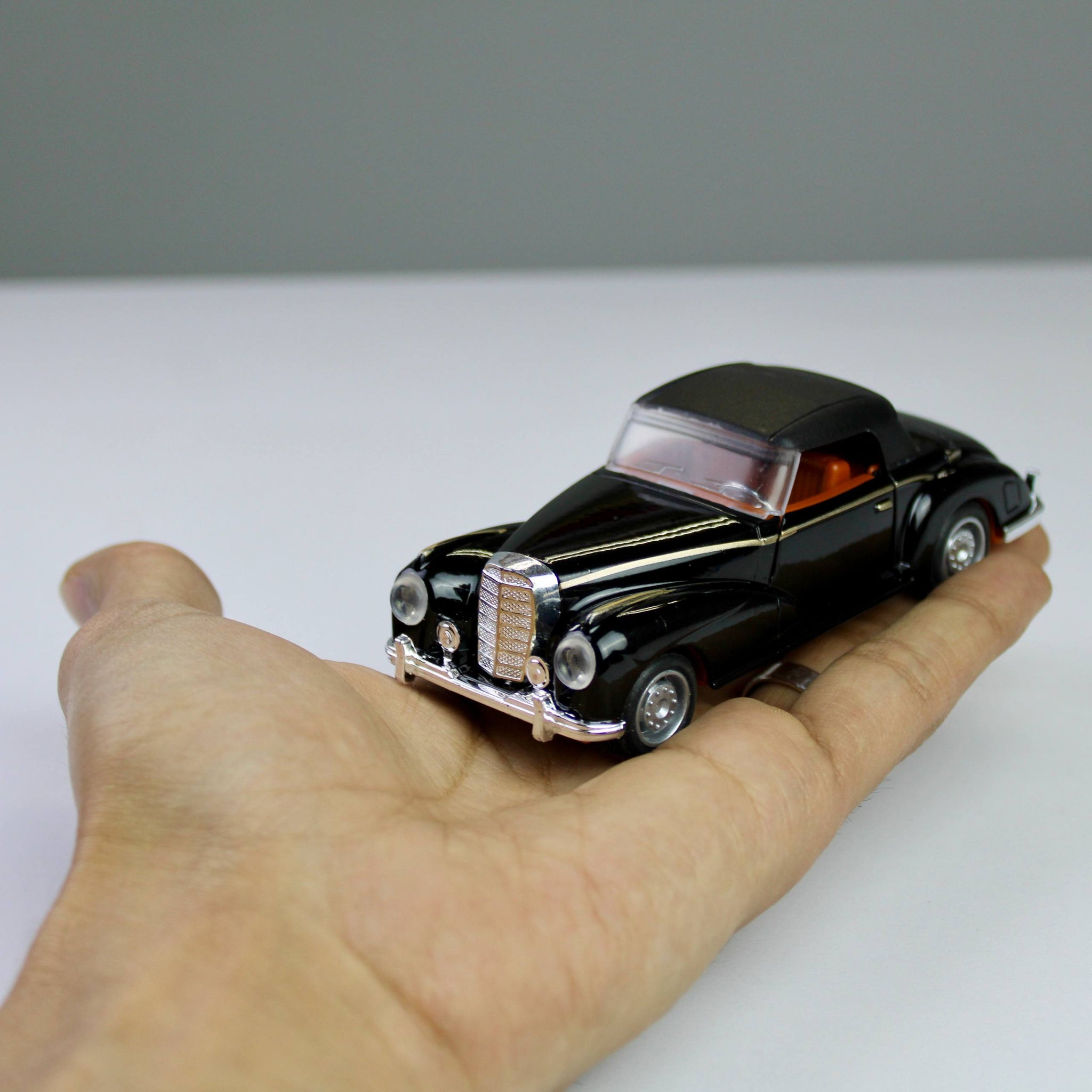Classic Die-Cast Model Car – 1:32 Scale