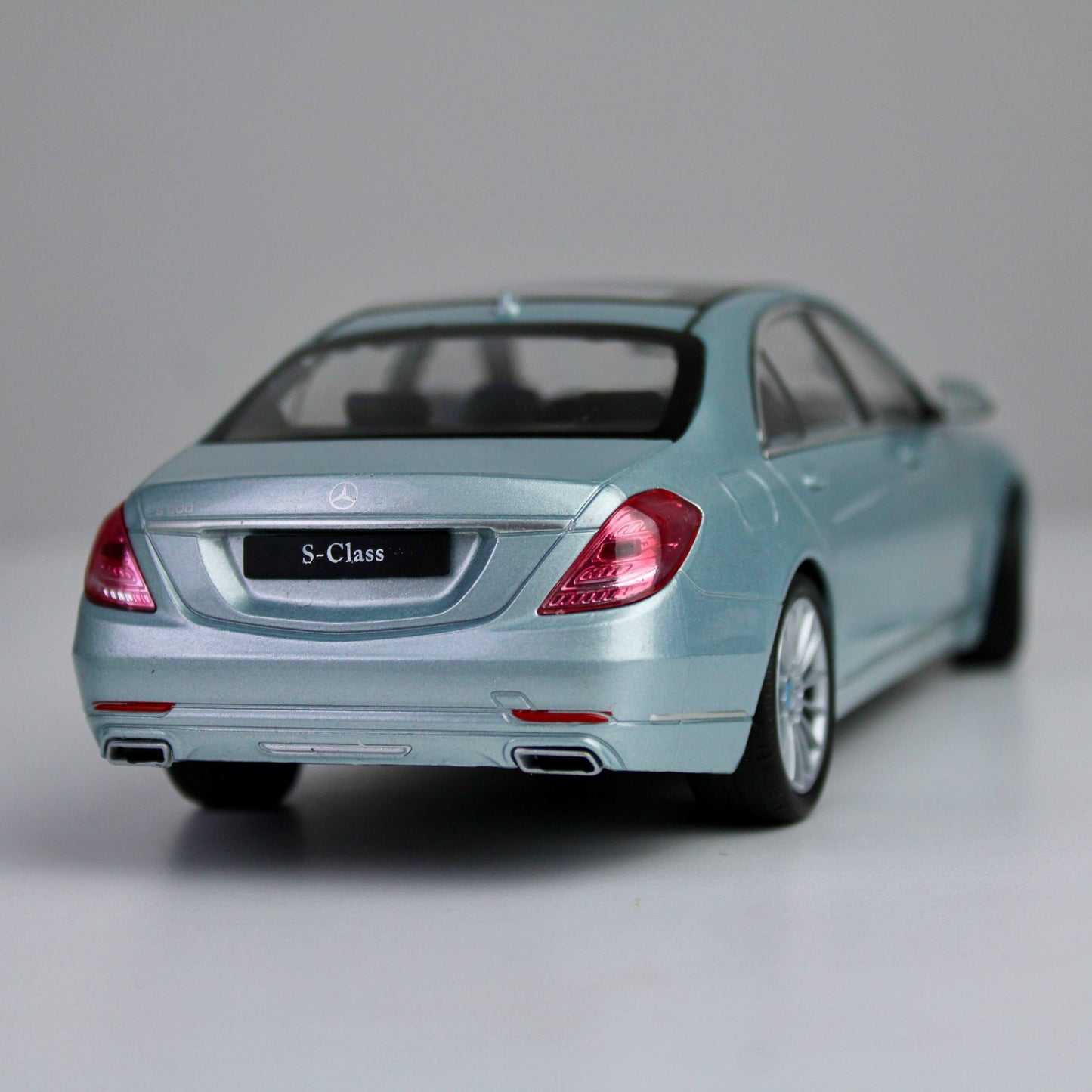 Welly Mercedes-Benz S-Class 1:24 Die-Cast Model Car