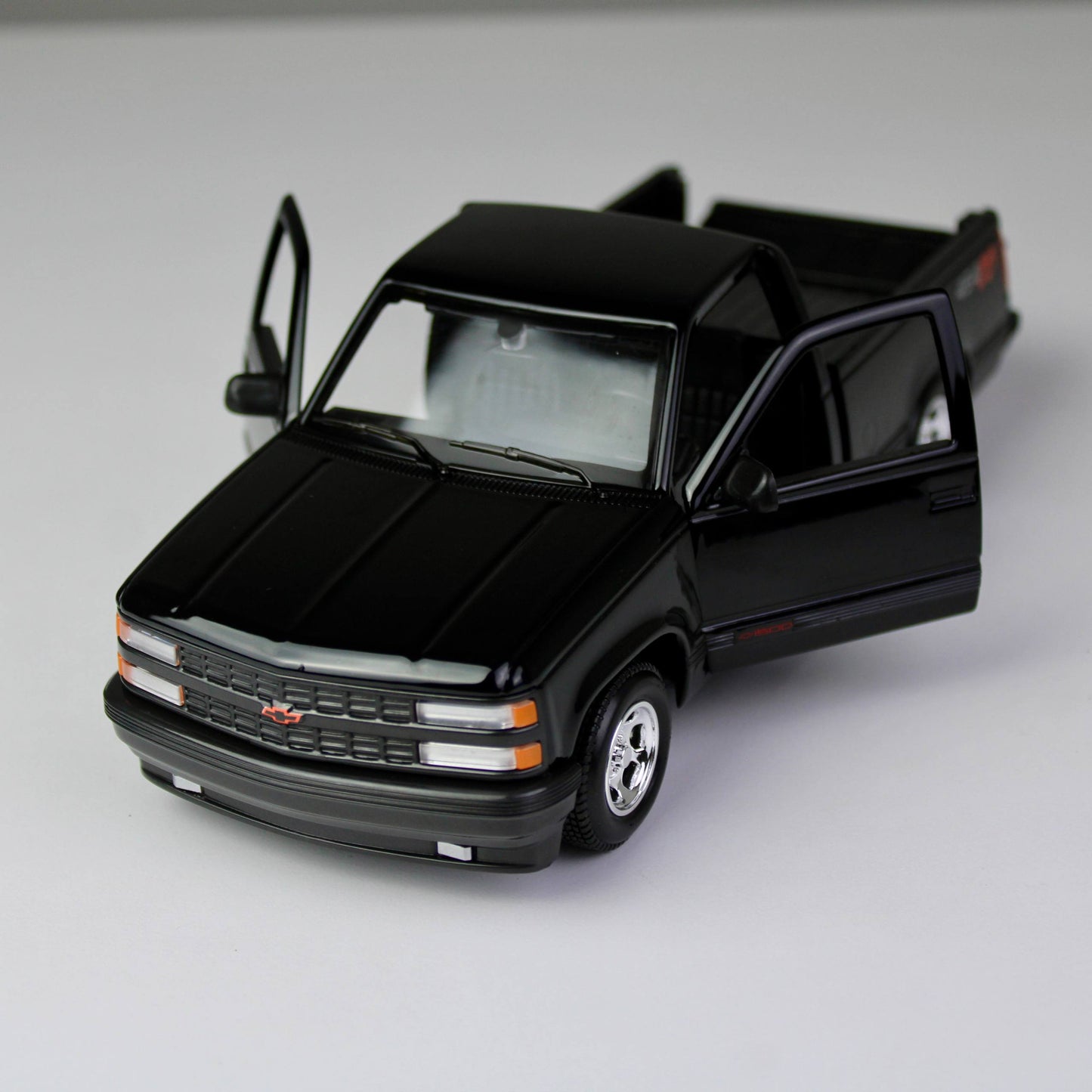 Maisto Chevrolet 454 SS 1993 Die-Cast Pickup Truck (1:24)