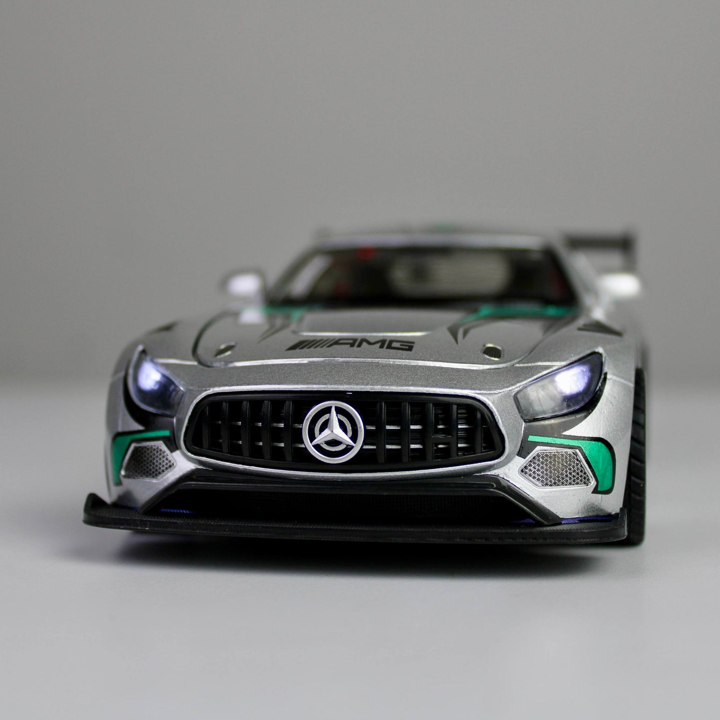 سيارة سباق AMG GT3 المصبوبة من المعدن - بمقياس 1:24 مع أضواء وأصوات