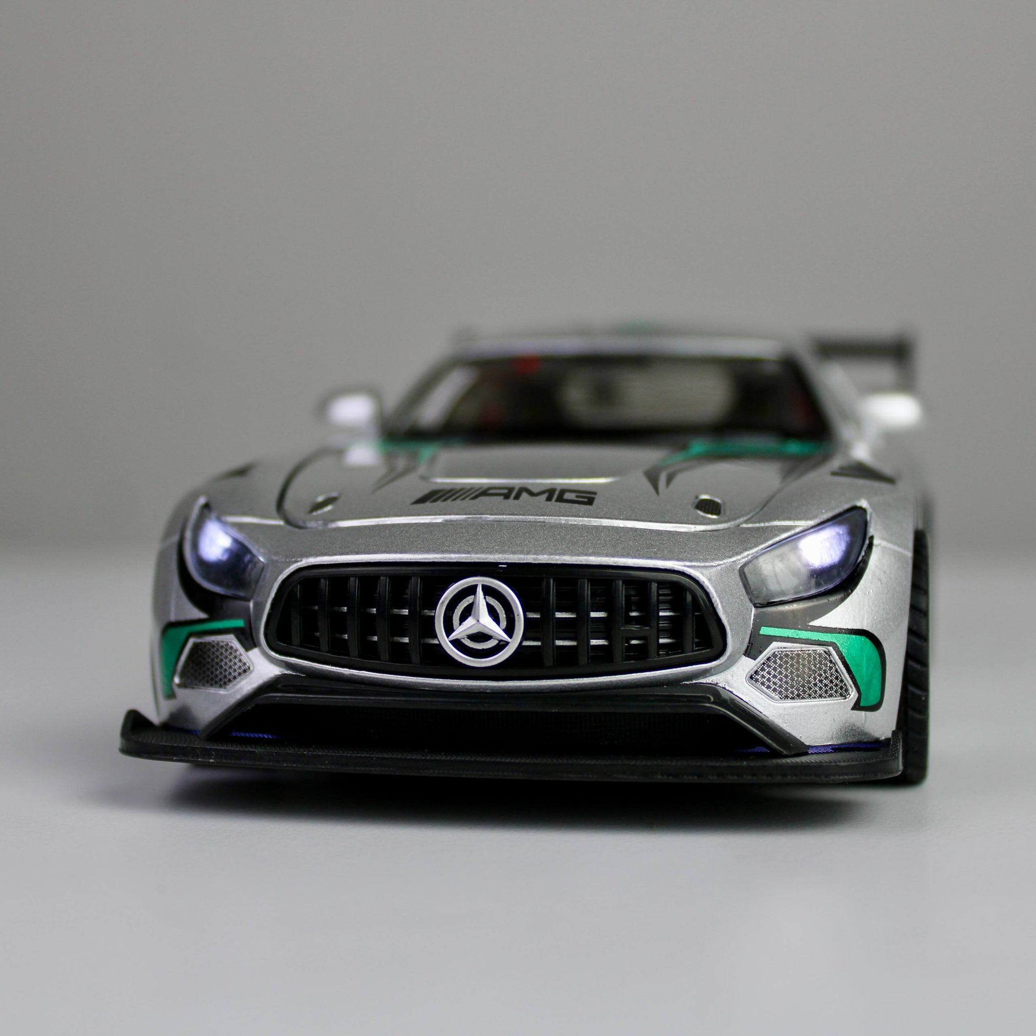 سيارة سباق AMG GT3 المصبوبة من المعدن - بمقياس 1:24 مع أضواء وأصوات
