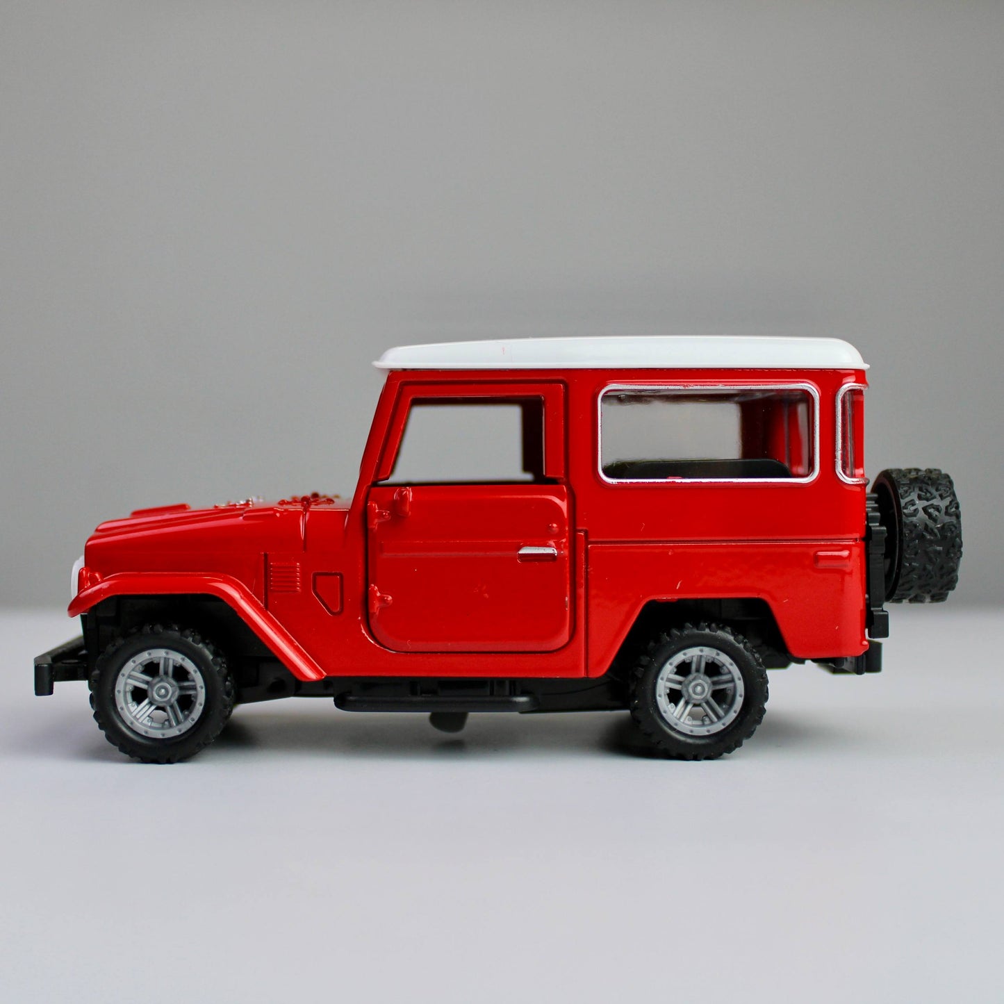 Toyota FJ40 Diecast Model 1:38