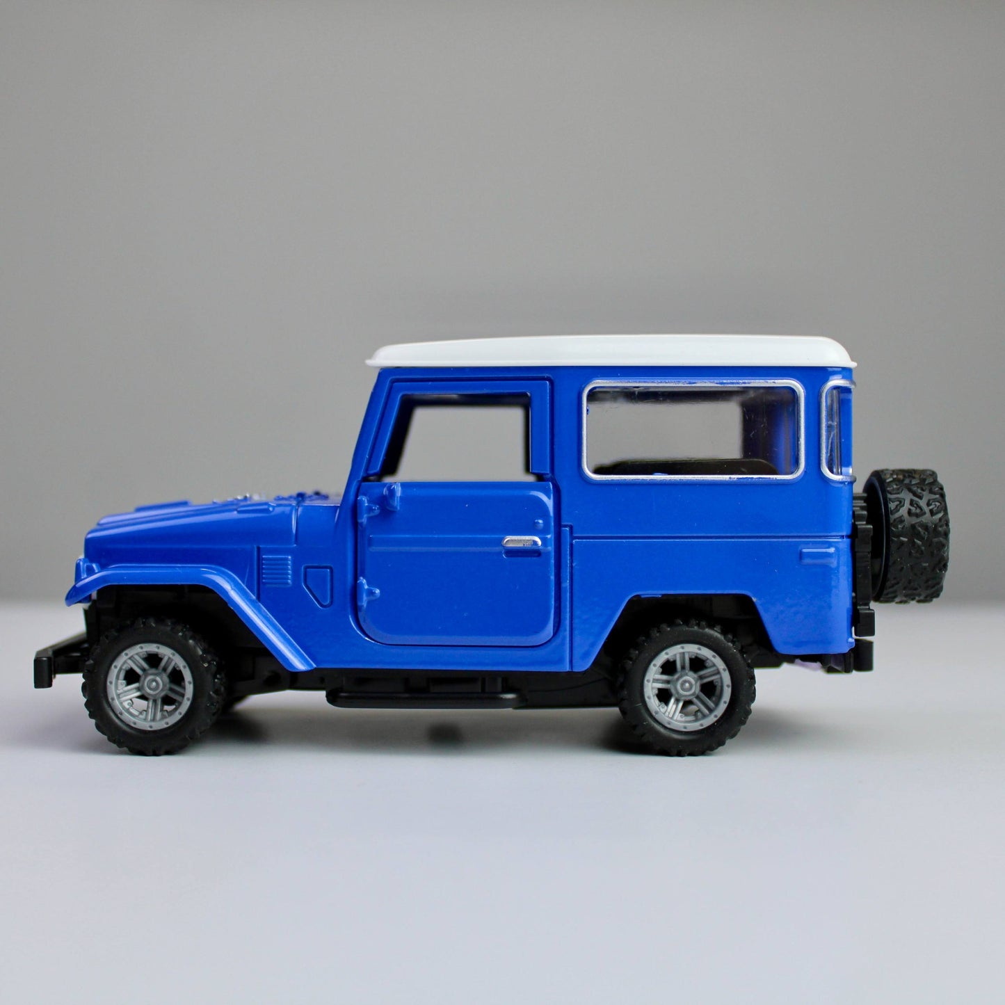 Toyota FJ40 Diecast Model 1:38