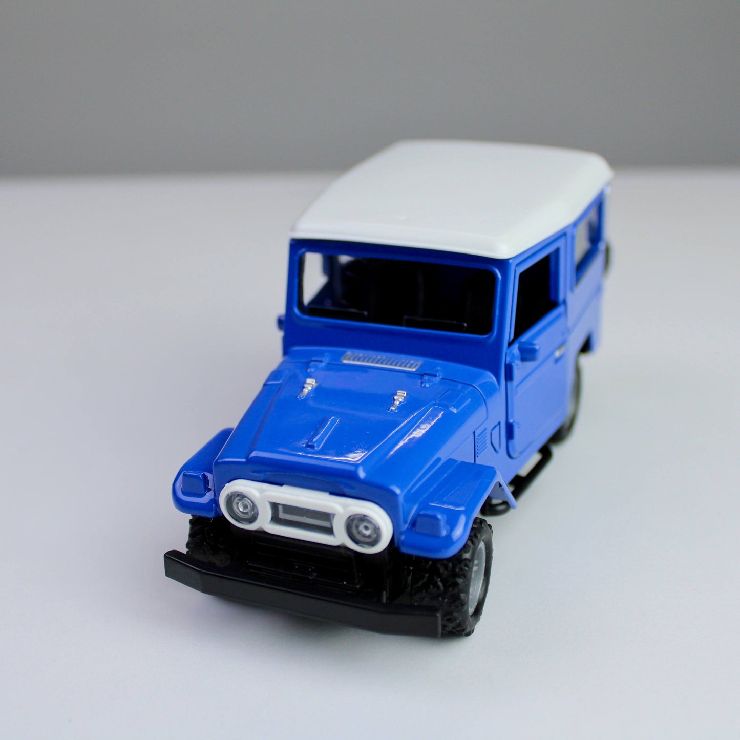 Toyota FJ40 Diecast Model 1:38
