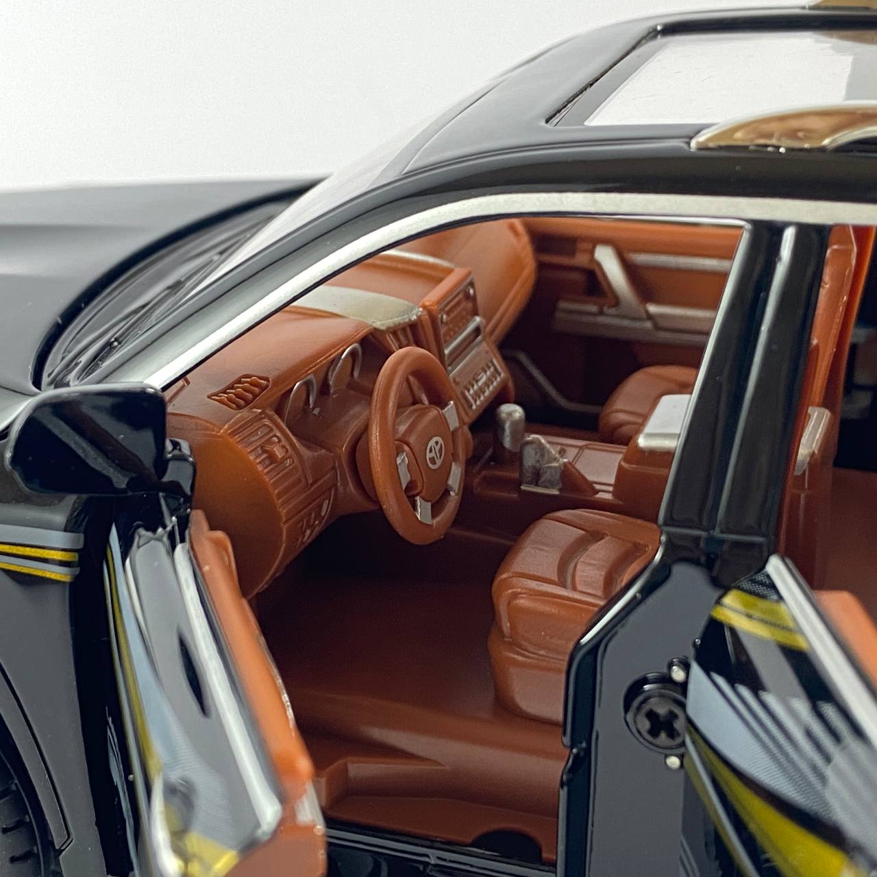 Toyota Land Cruiser 1:24 Scale Die-Cast Model Car