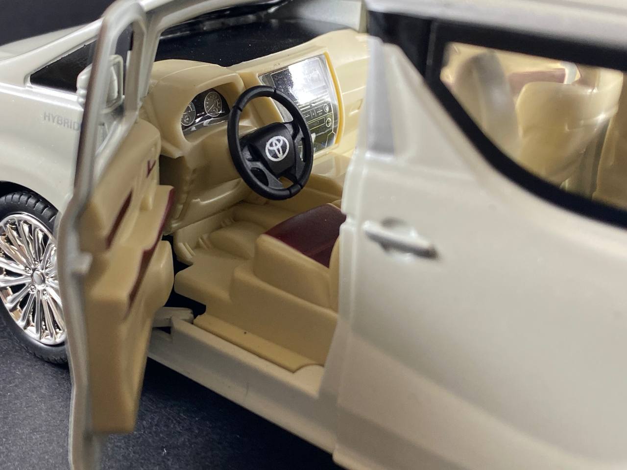 Toyota Alphard 1:24 Die-Cast Model Car