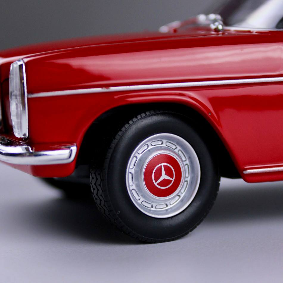 Mercedes-Benz 220 Die-Cast Model - Red