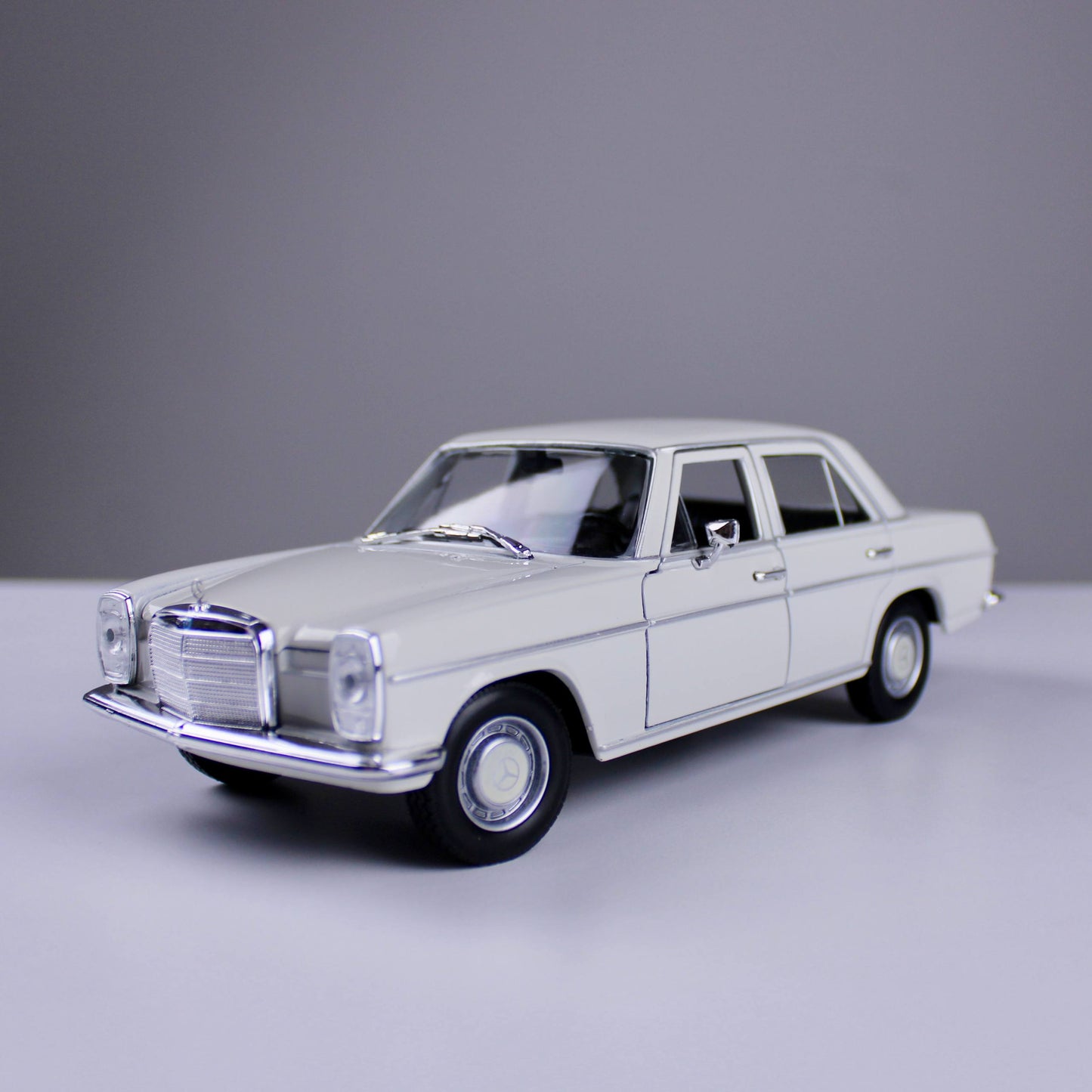 Mercedes-Benz 220 Die-Cast Model – White