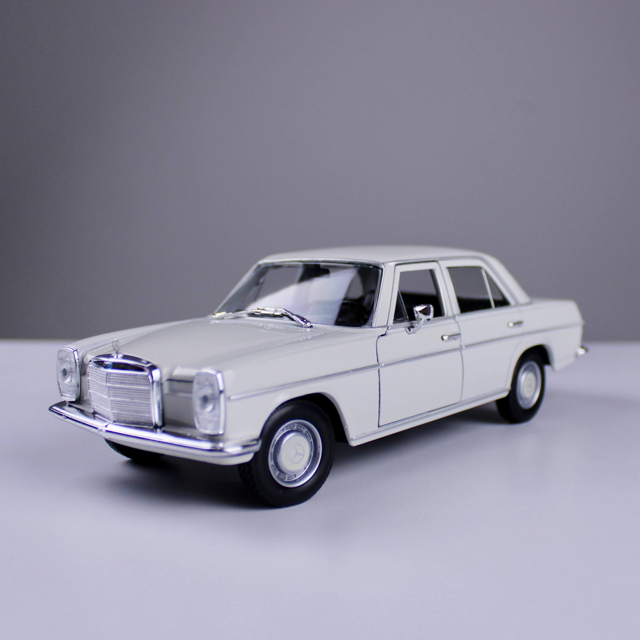 Mercedes-Benz 220 Die-Cast Model – White