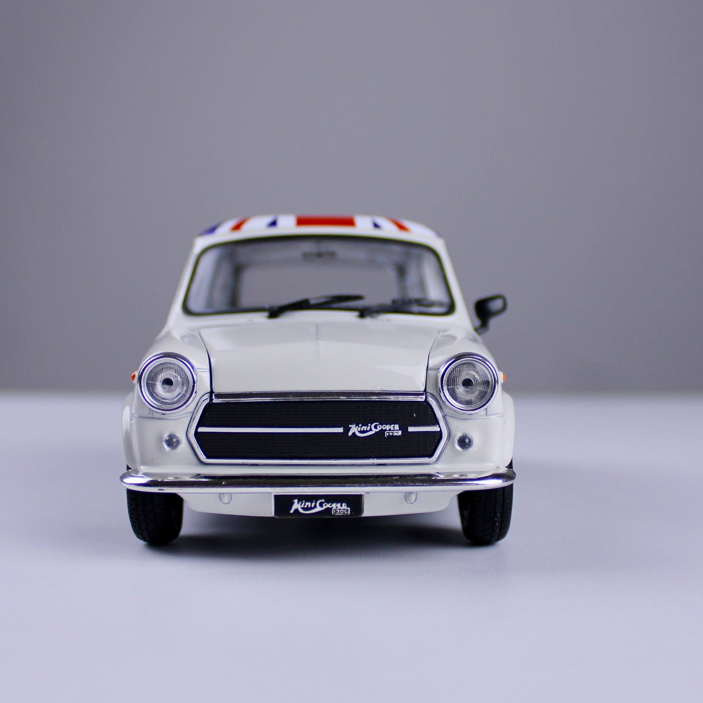 مجسم سيارة ميني كوبر 1300 كلاسيك – لون أبيض