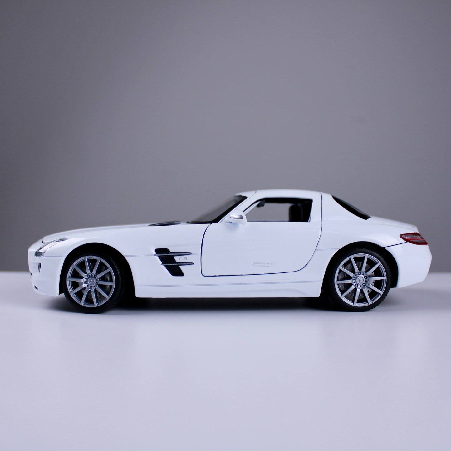 Mercedes-Benz SLS AMG Die-Cast Model Car – White