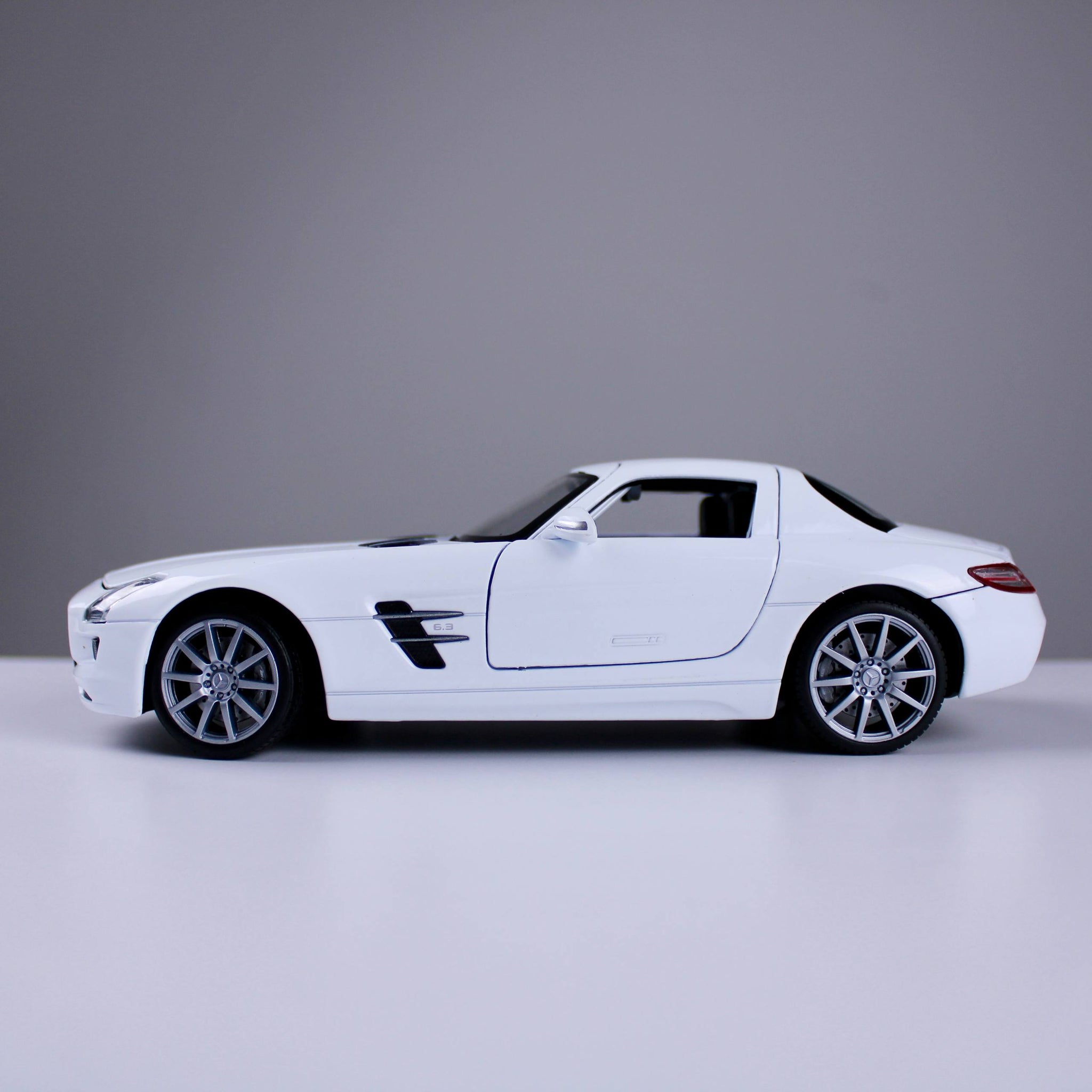 Mercedes-Benz SLS AMG Die-Cast Model Car – White