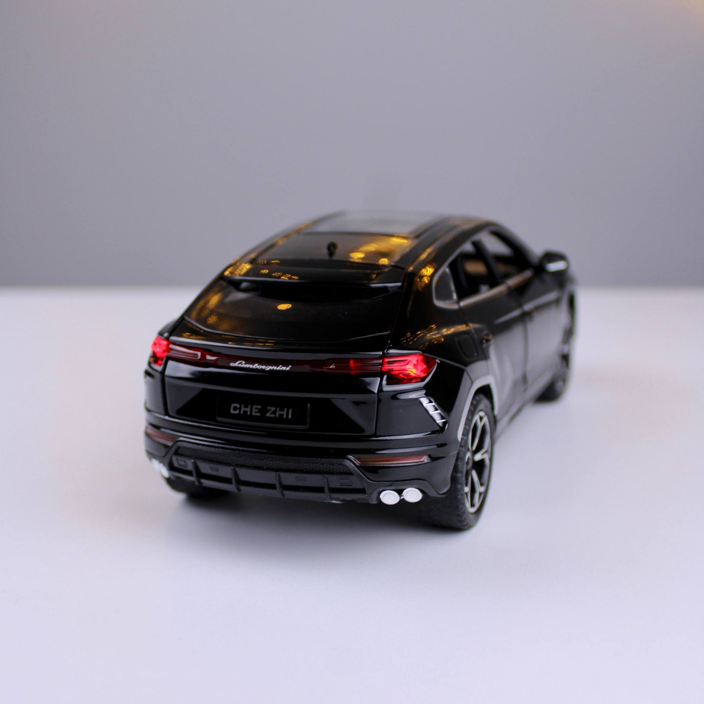 Lamborghini Urus Die-Cast Model Car – 1:24 Scale