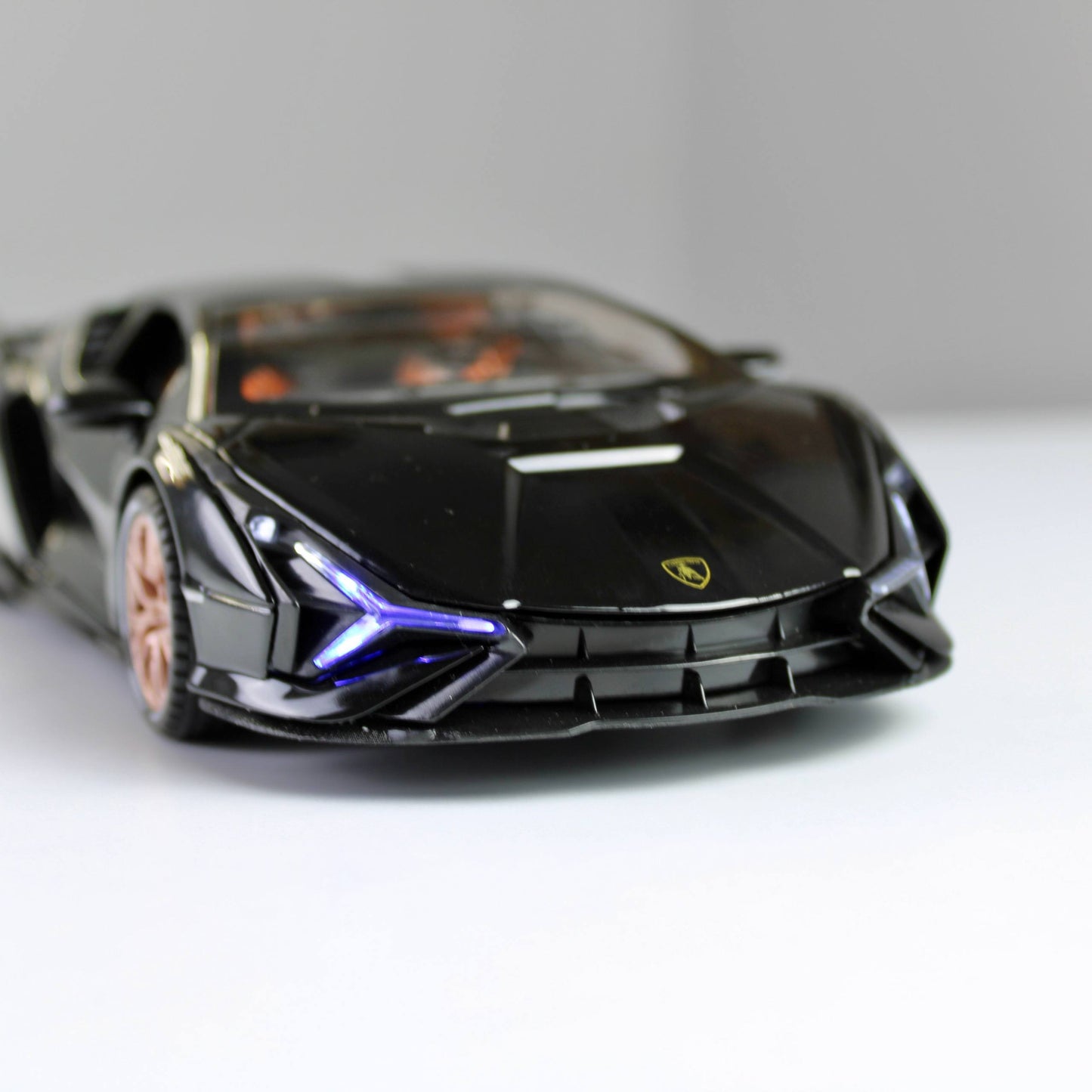 Lamborghini Sian FKP 37 Diecast Model – Luxury Supercar Replica (1:24)