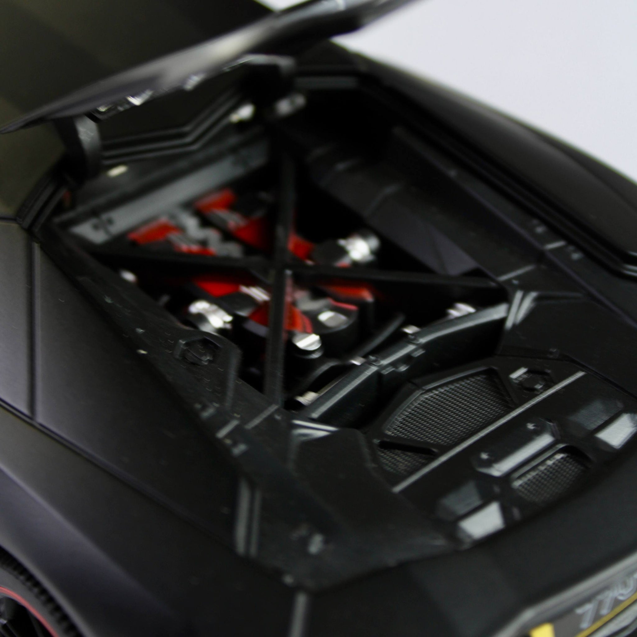 Lamborghini Countach LPI 800-4 Diecast Model – Luxury Supercar Replica (1:18)