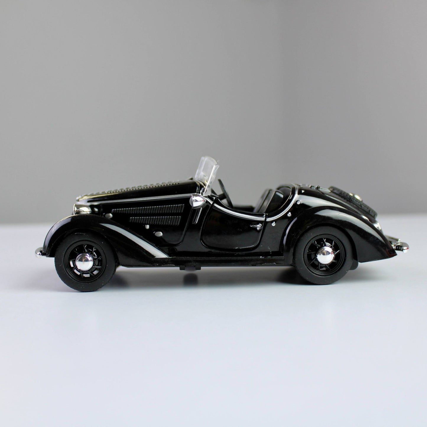 Audi Rover W25K Roadster Diecast Model – Classic Car (1:32)