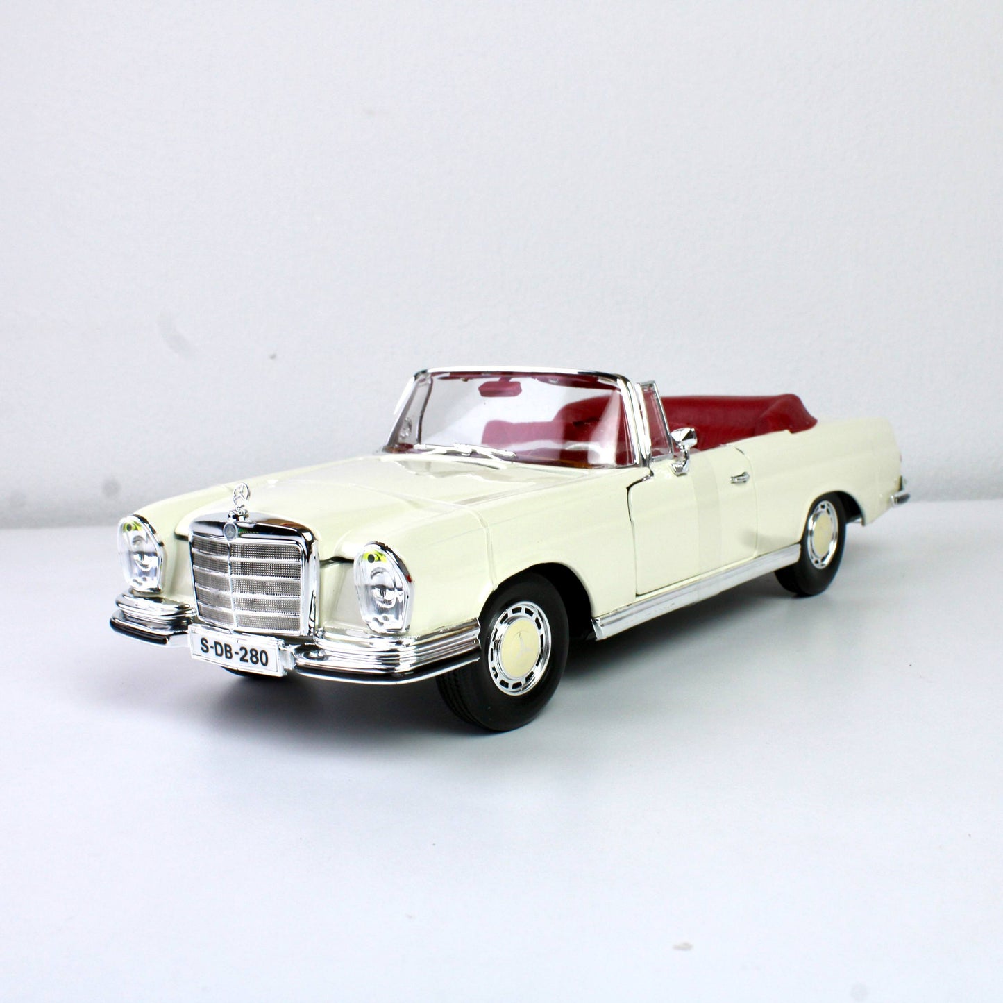 Maisto Mercedes-Benz 280 SE Cabriolet 1967 1:18 Die-Cast Model
