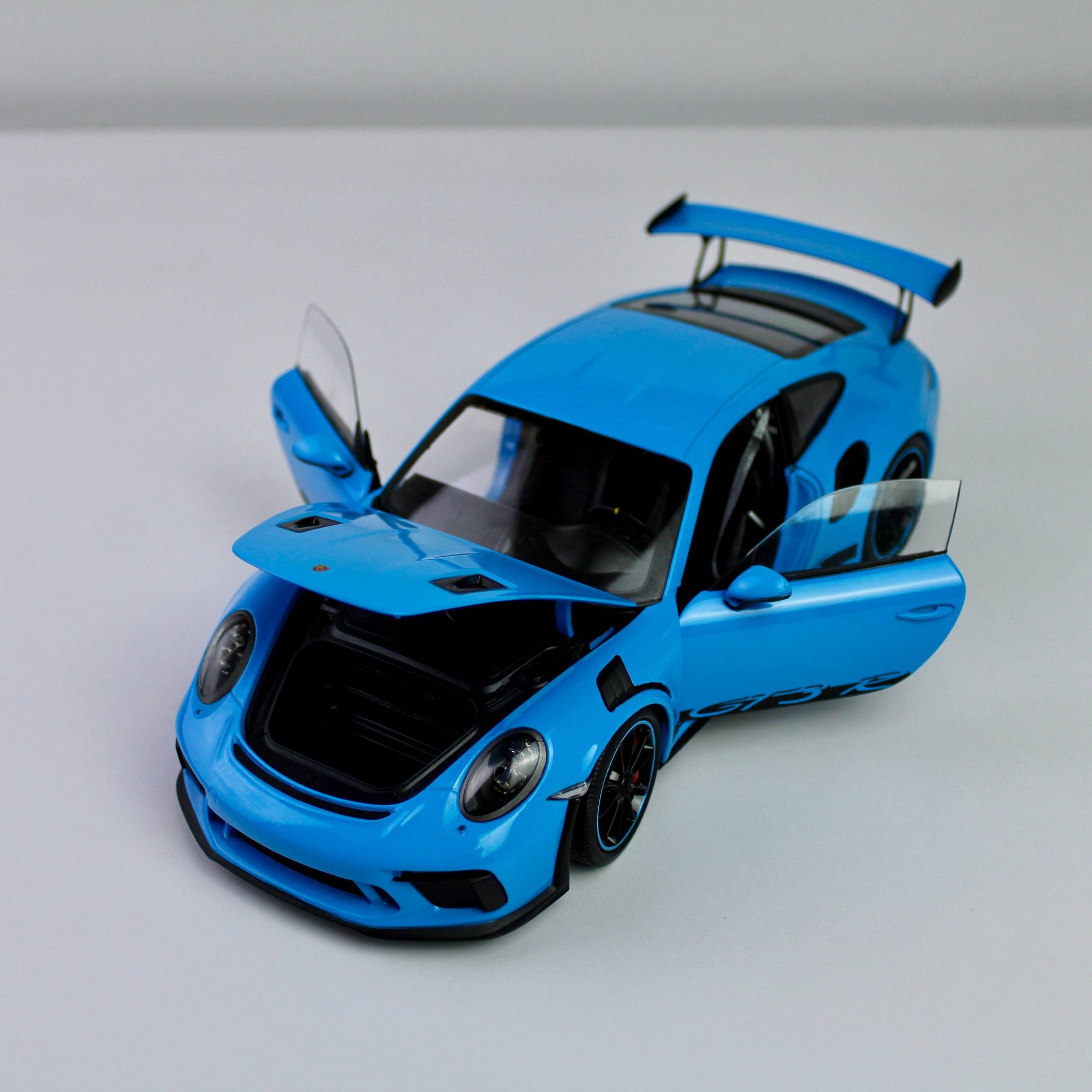نموذج ويللي بورشه 911 GT3 RS المصبوب 1:18 - إصدار جي تي أوتوز (997)