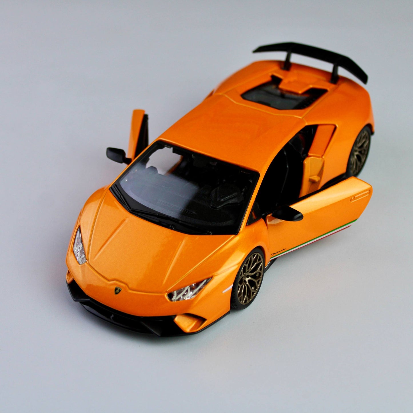 Bburago Lamborghini Huracán Performante 1:24 Die-Cast Model Car