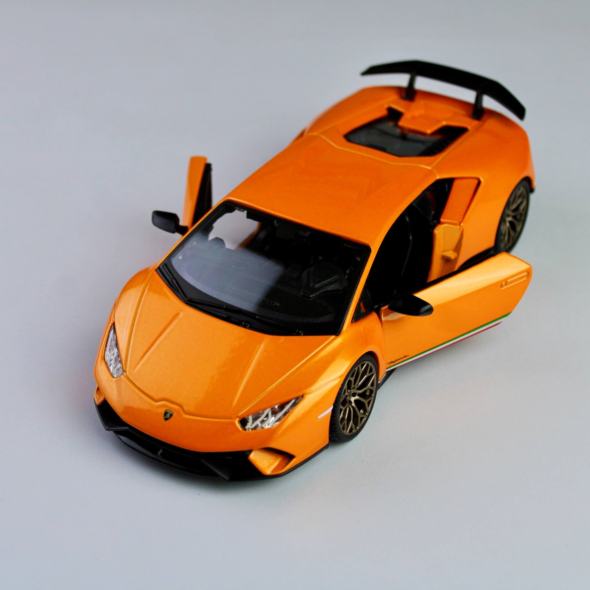 Bburago Lamborghini Huracán Performante 1:24 Die-Cast Model Car