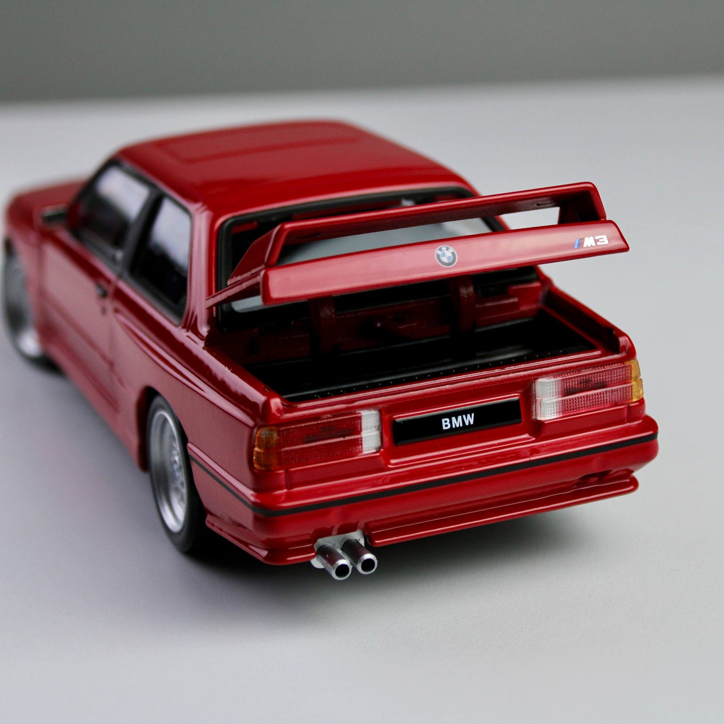 Bburago BMW M3 (E30) 1988 1:24 Die-Cast Model Car – Star Collezione
