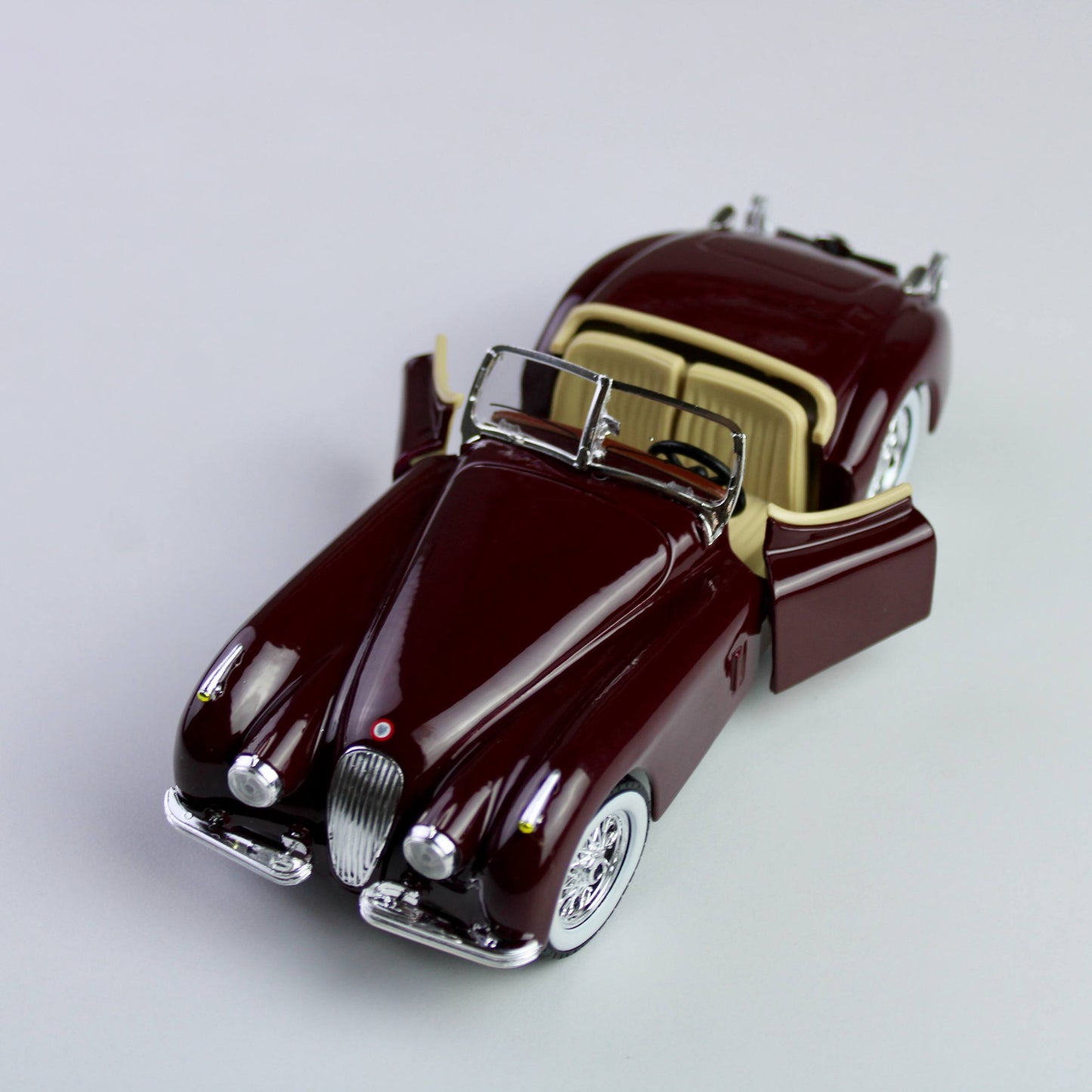 Bburago Jaguar XK 120 Roadster 1951 1:24 Die-Cast Model Car