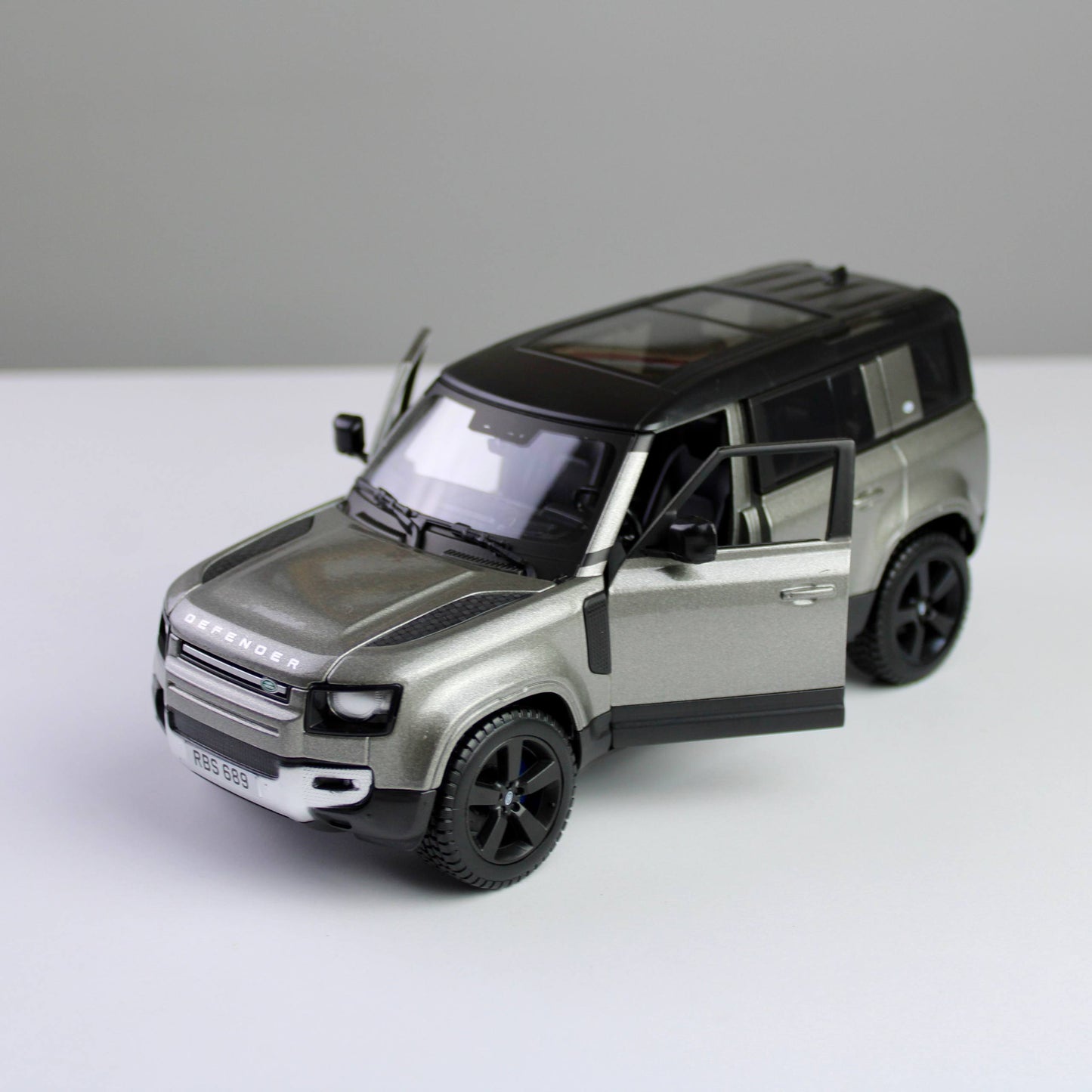 Bburago Land Rover Defender 110 2022 1:24 Die-Cast Model