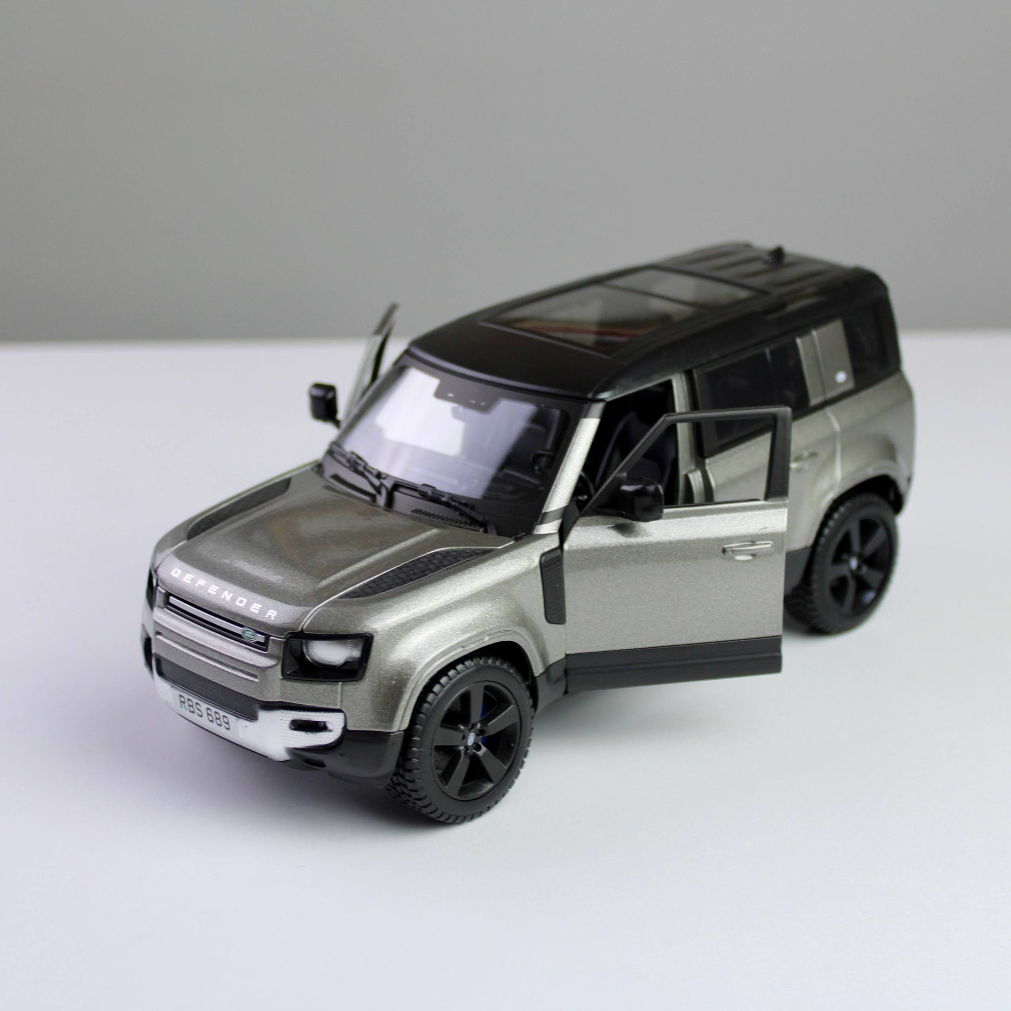 Bburago Land Rover Defender 110 2022 1:24 Die-Cast Model