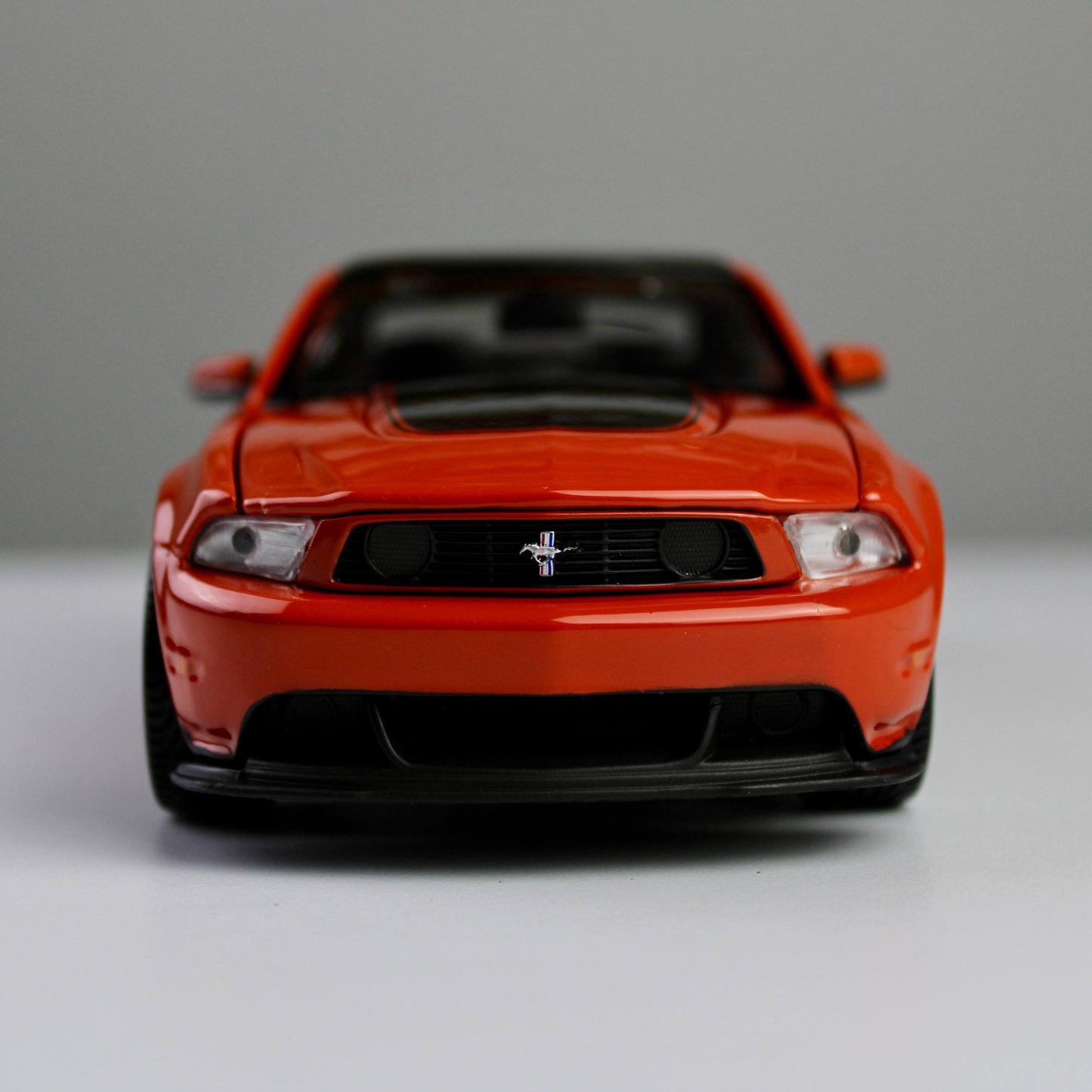 Maisto Ford Mustang Boss 302 1:24 Die-Cast Model Car