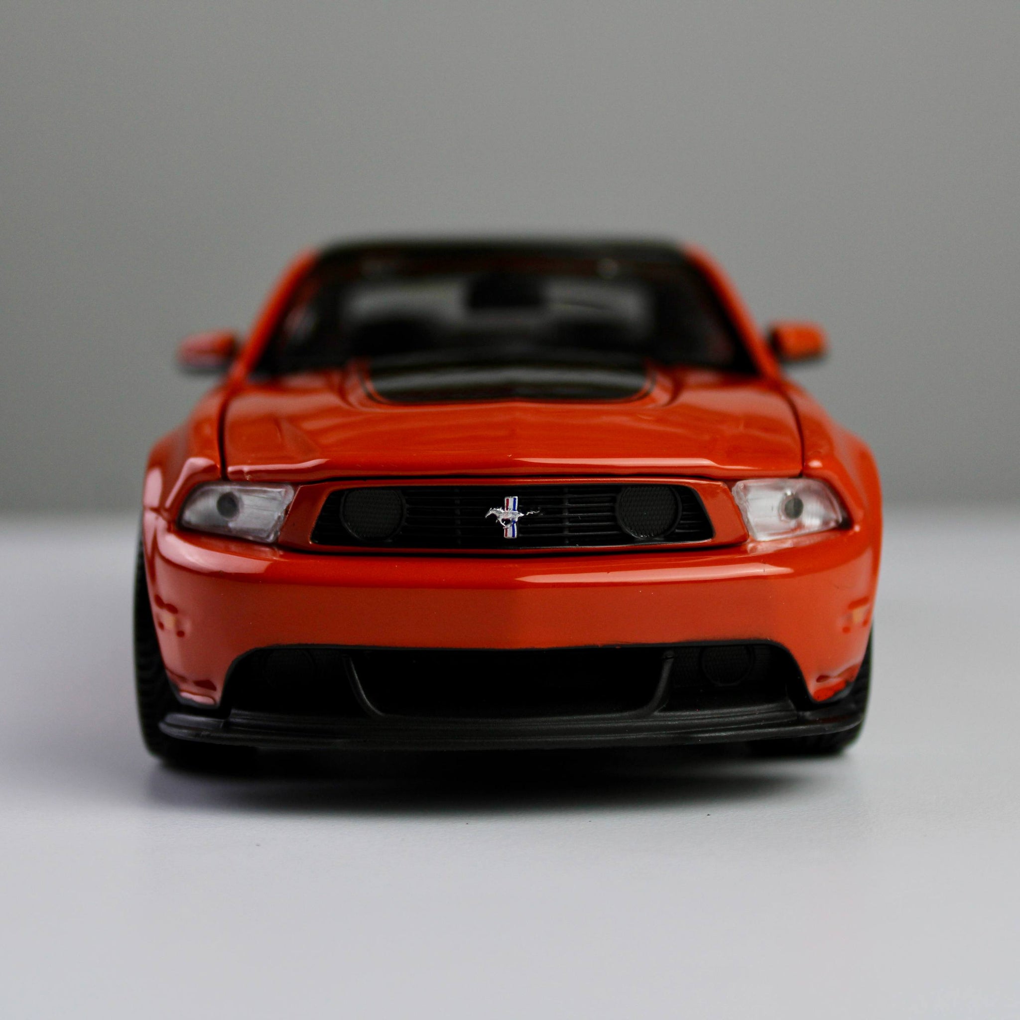 Maisto Ford Mustang Boss 302 1:24 Die-Cast Model Car