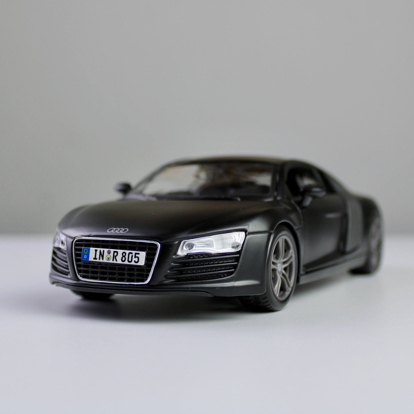 Maisto Audi R8 V10 Plus 1:24 Die-Cast Model Car