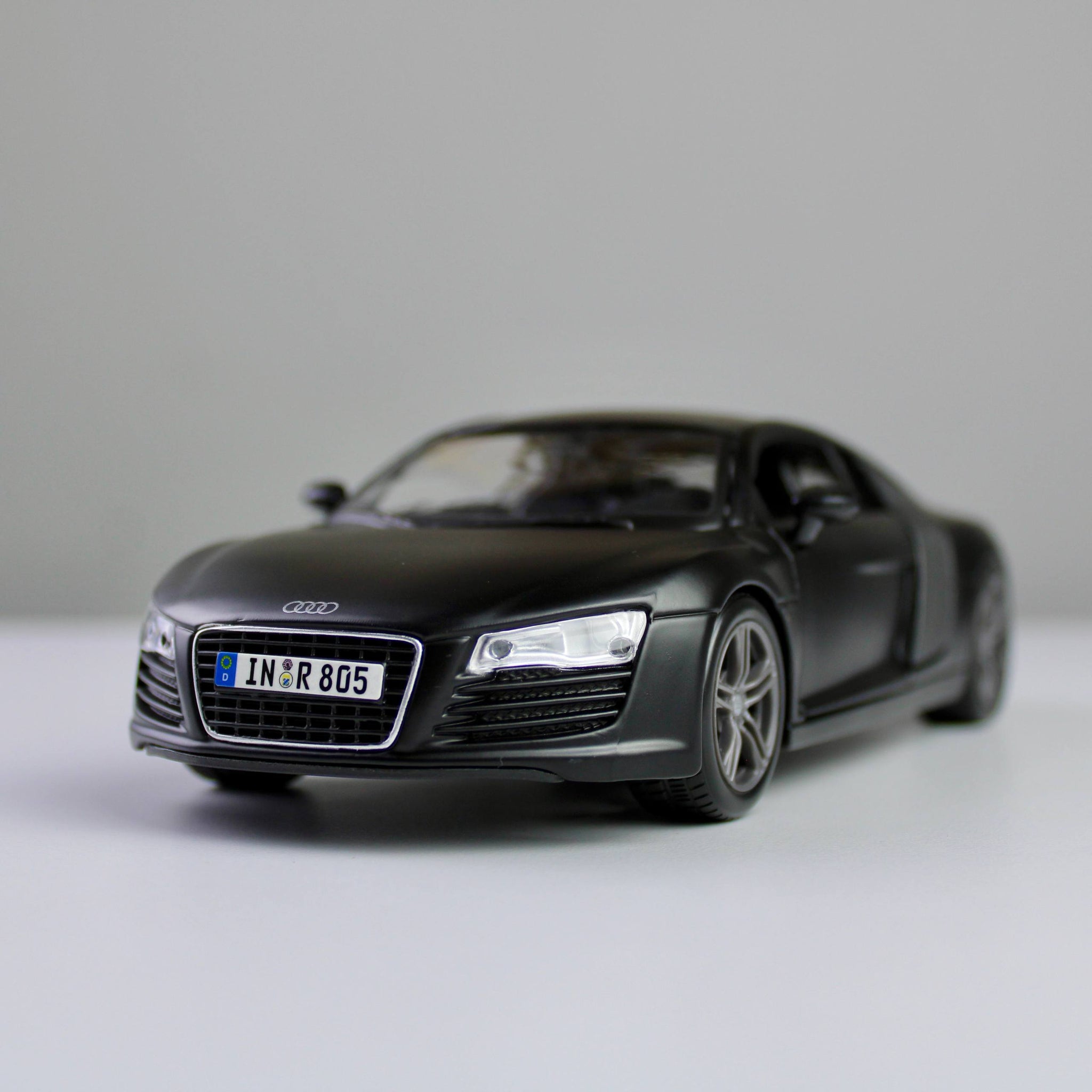 Maisto Audi R8 V10 Plus 1:24 Die-Cast Model Car