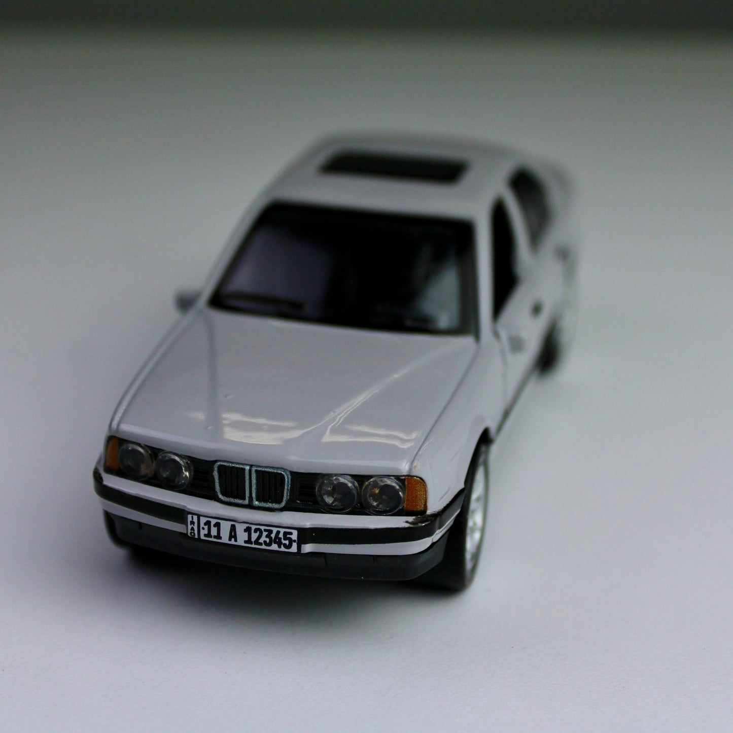 BMW 535i (E34) Diecast Model 1:38