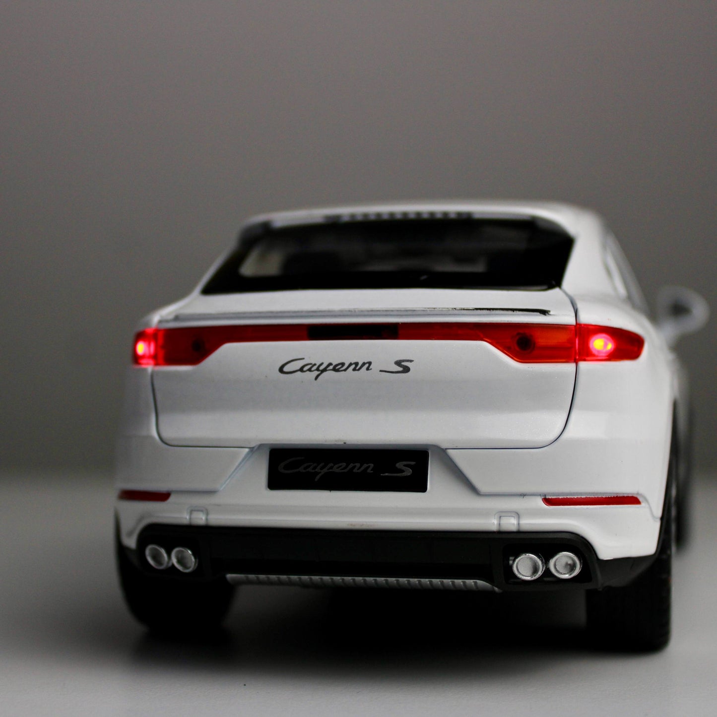 Porsche Cayenne S – 1:24 Die-Cast SUV Model with Light & Sound