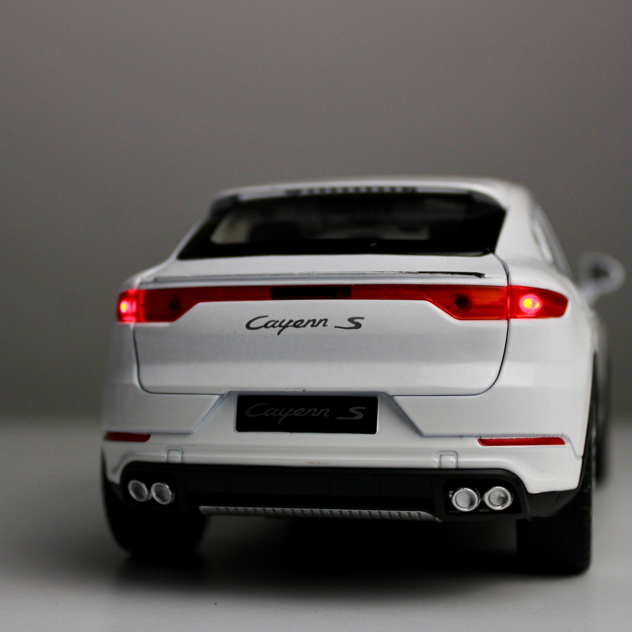 Porsche Cayenne S – 1:24 Die-Cast SUV Model with Light & Sound