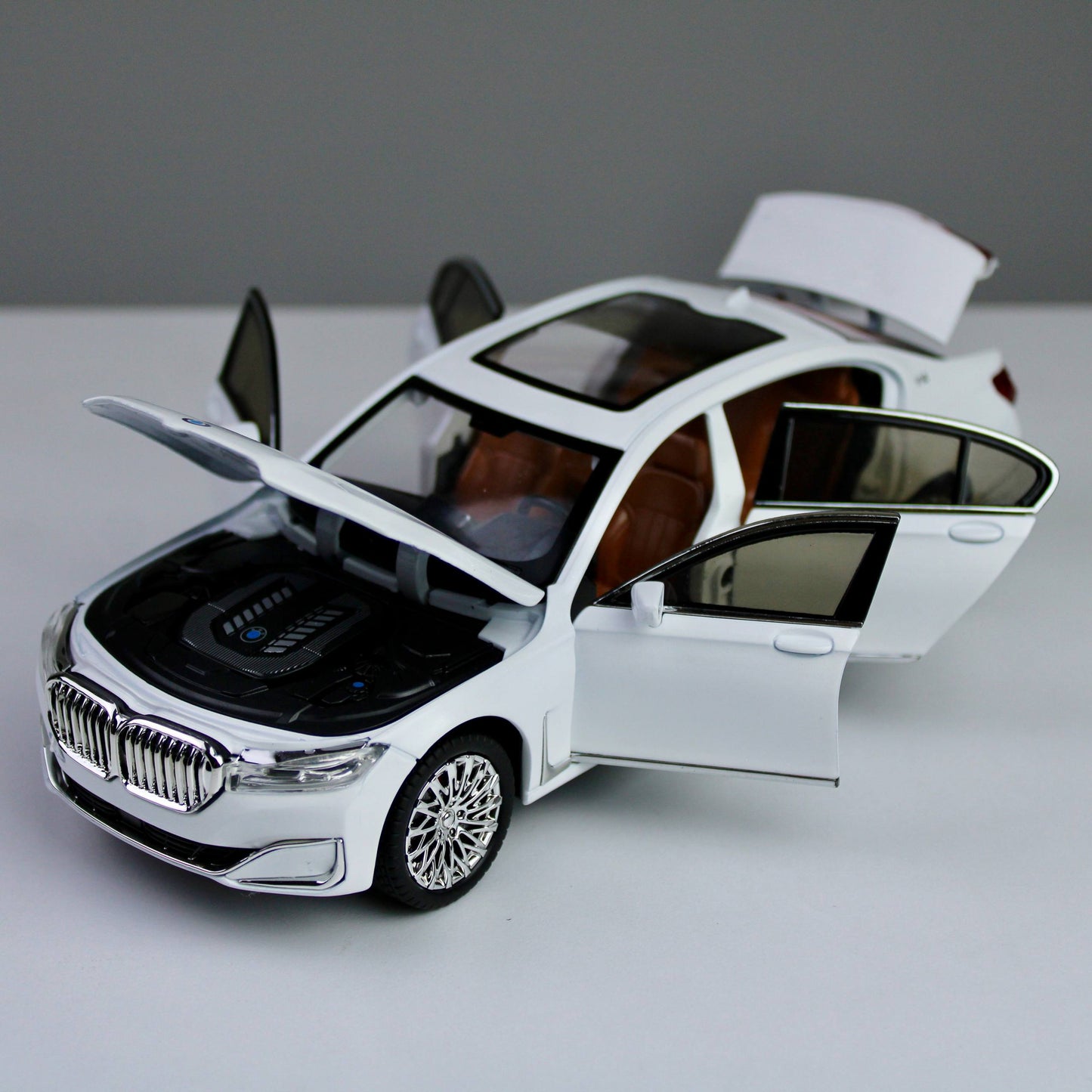 BMW 760Li Luxury Edition – 1:24 Die-Cast Model with Light & Sound