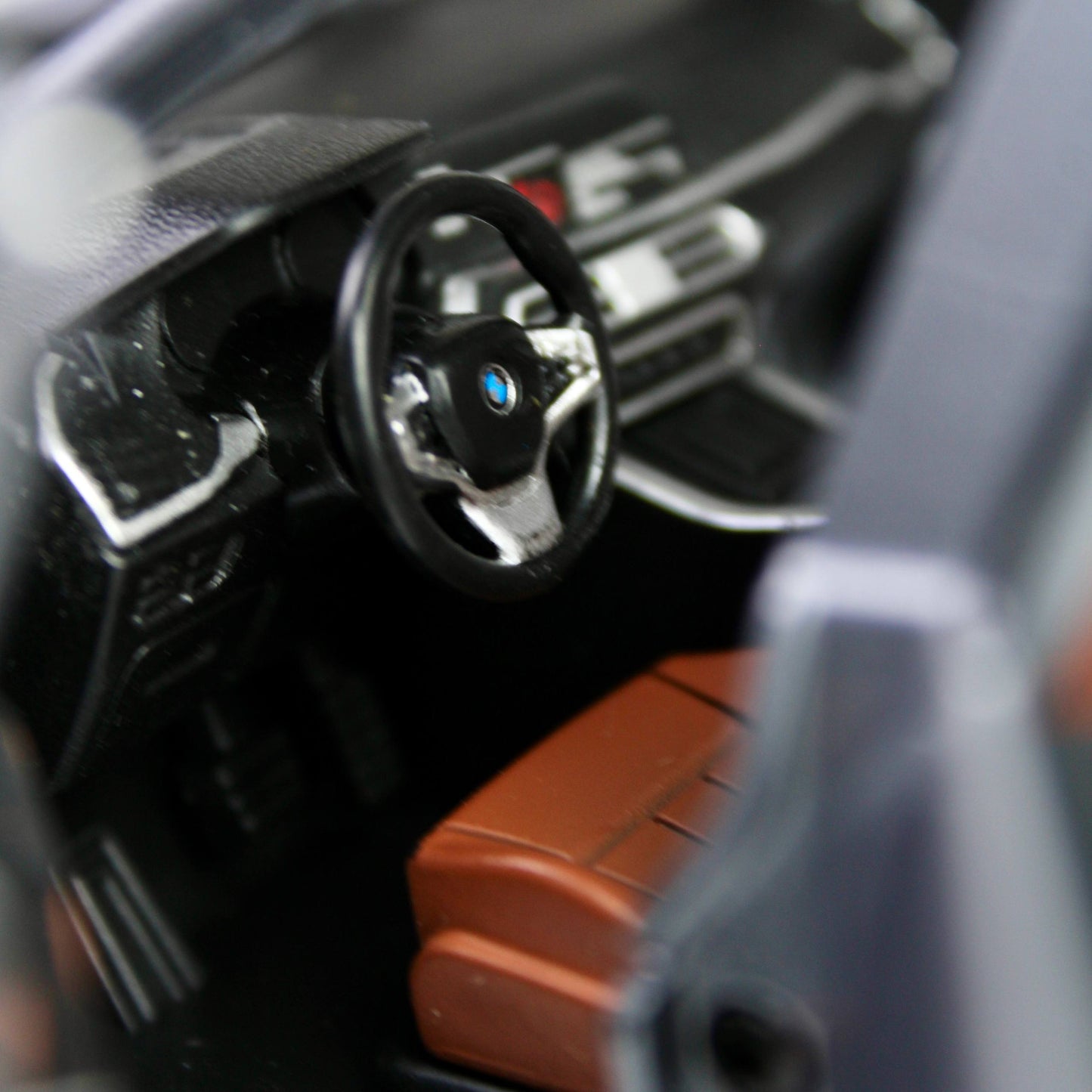 BMW X5 M Performance – نموذج سيارة رياضية متعددة الاستخدامات (SUV) مصبوبة بمقياس 1:24 مع أضواء LED