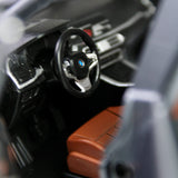 BMW X5 M Performance – نموذج سيارة رياضية متعددة الاستخدامات (SUV) مصبوبة بمقياس 1:24 مع أضواء LED
