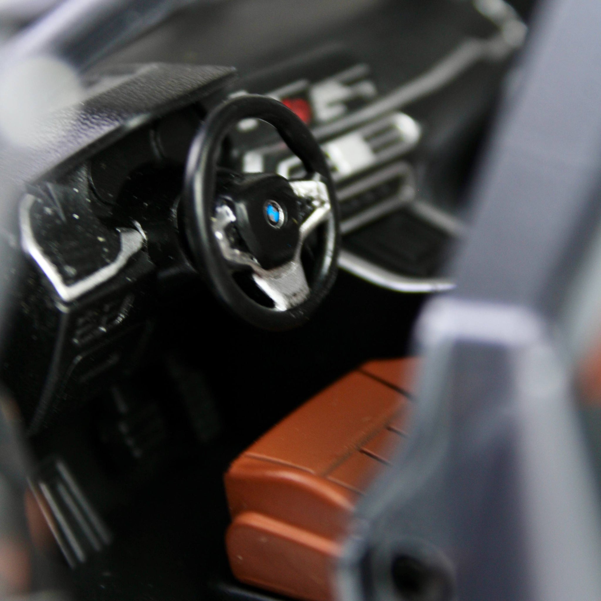 BMW X5 M Performance – نموذج سيارة رياضية متعددة الاستخدامات (SUV) مصبوبة بمقياس 1:24 مع أضواء LED