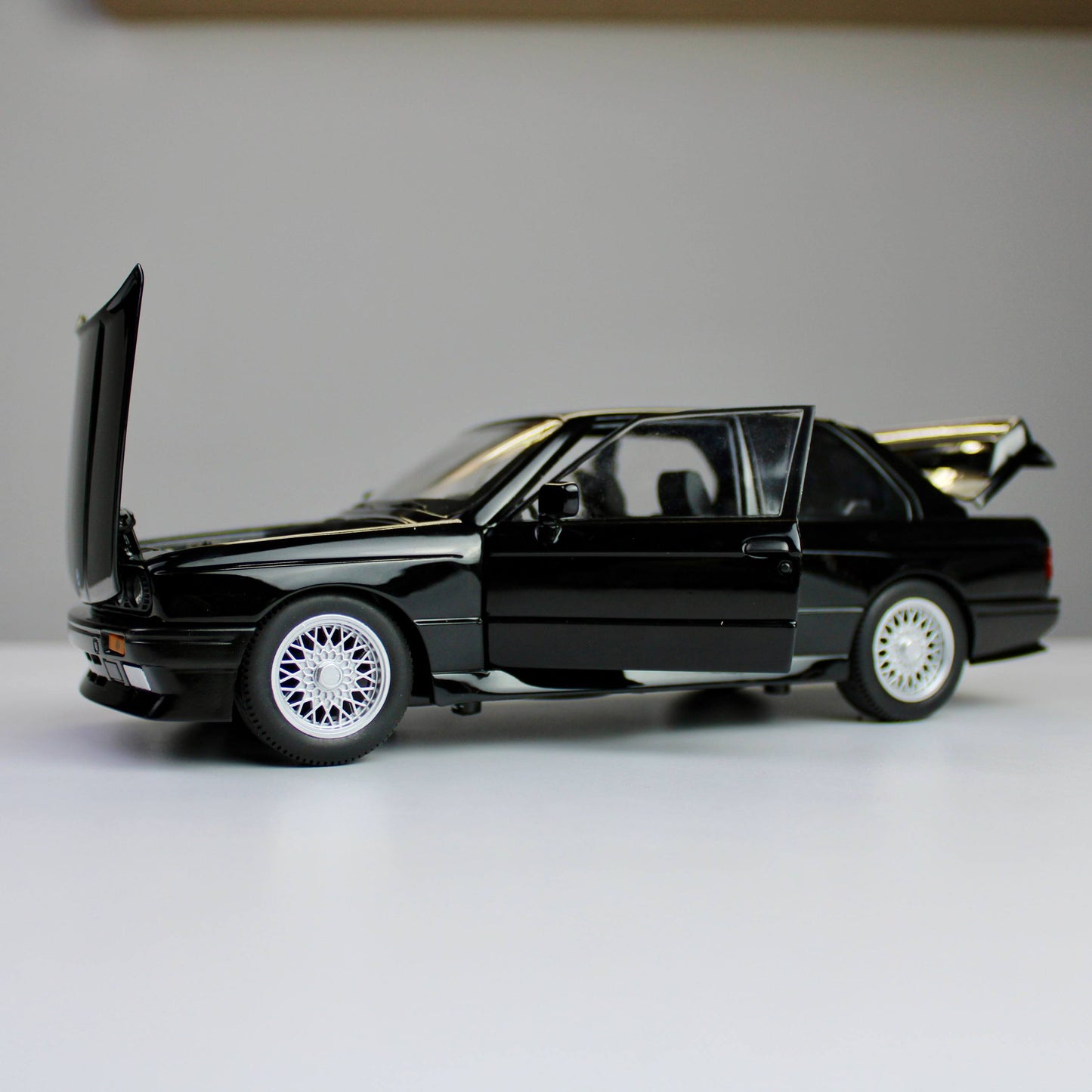 BMW M3 E30 – 1:24 Classic Die-Cast Model Car