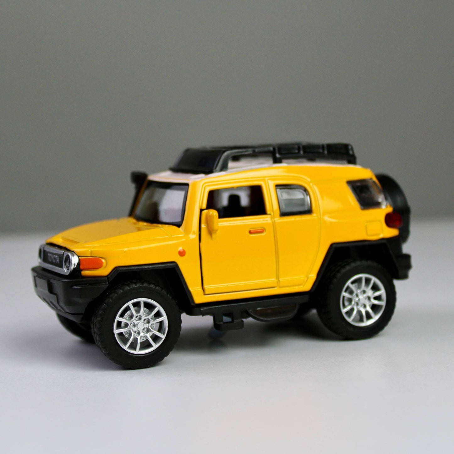 Toyota FJ Cruiser Diecast Model 1:38
