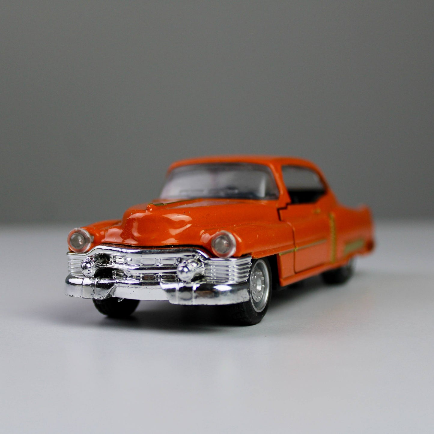 Classic Cadillac Die-Cast Model Car – 1:32 Scale