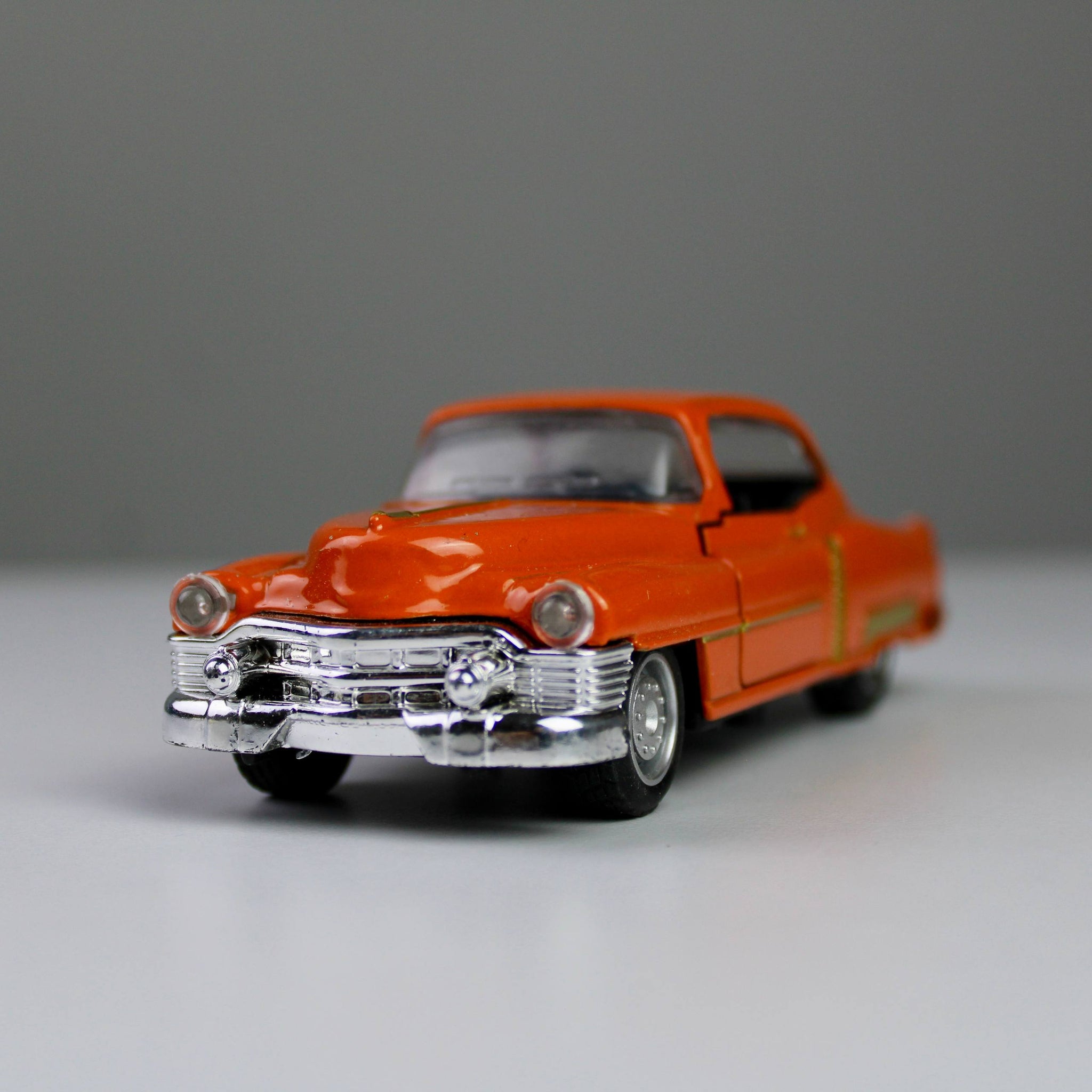 Classic Cadillac Die-Cast Model Car – 1:32 Scale