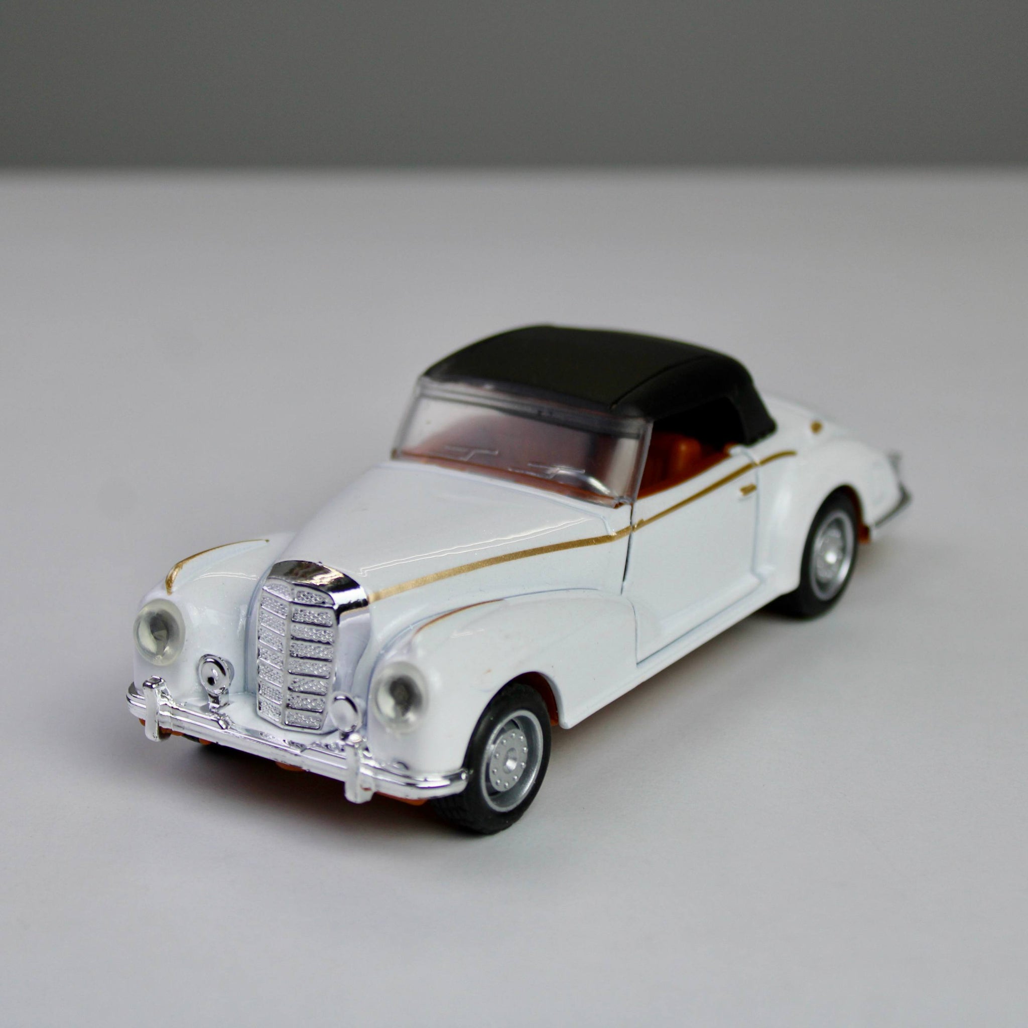 Classic Die-Cast Model Car – 1:32 Scale