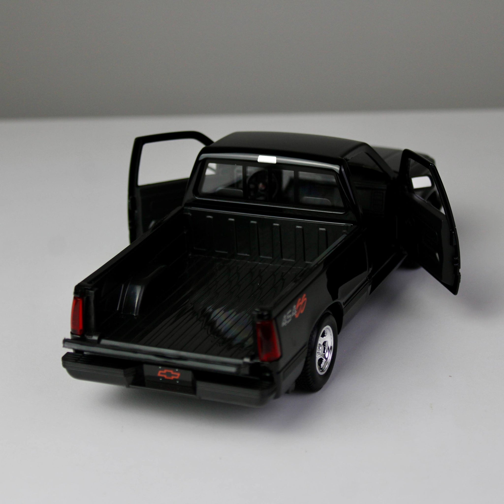 Maisto Chevrolet 454 SS 1993 Die-Cast Pickup Truck (1:24)