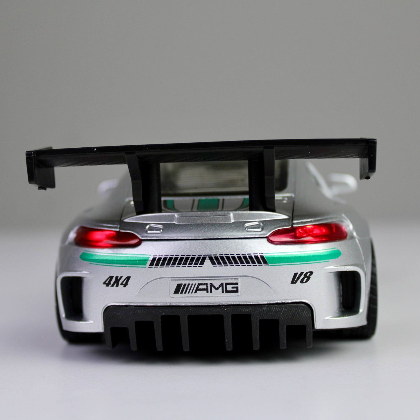 سيارة سباق AMG GT3 المصبوبة من المعدن - بمقياس 1:24 مع أضواء وأصوات